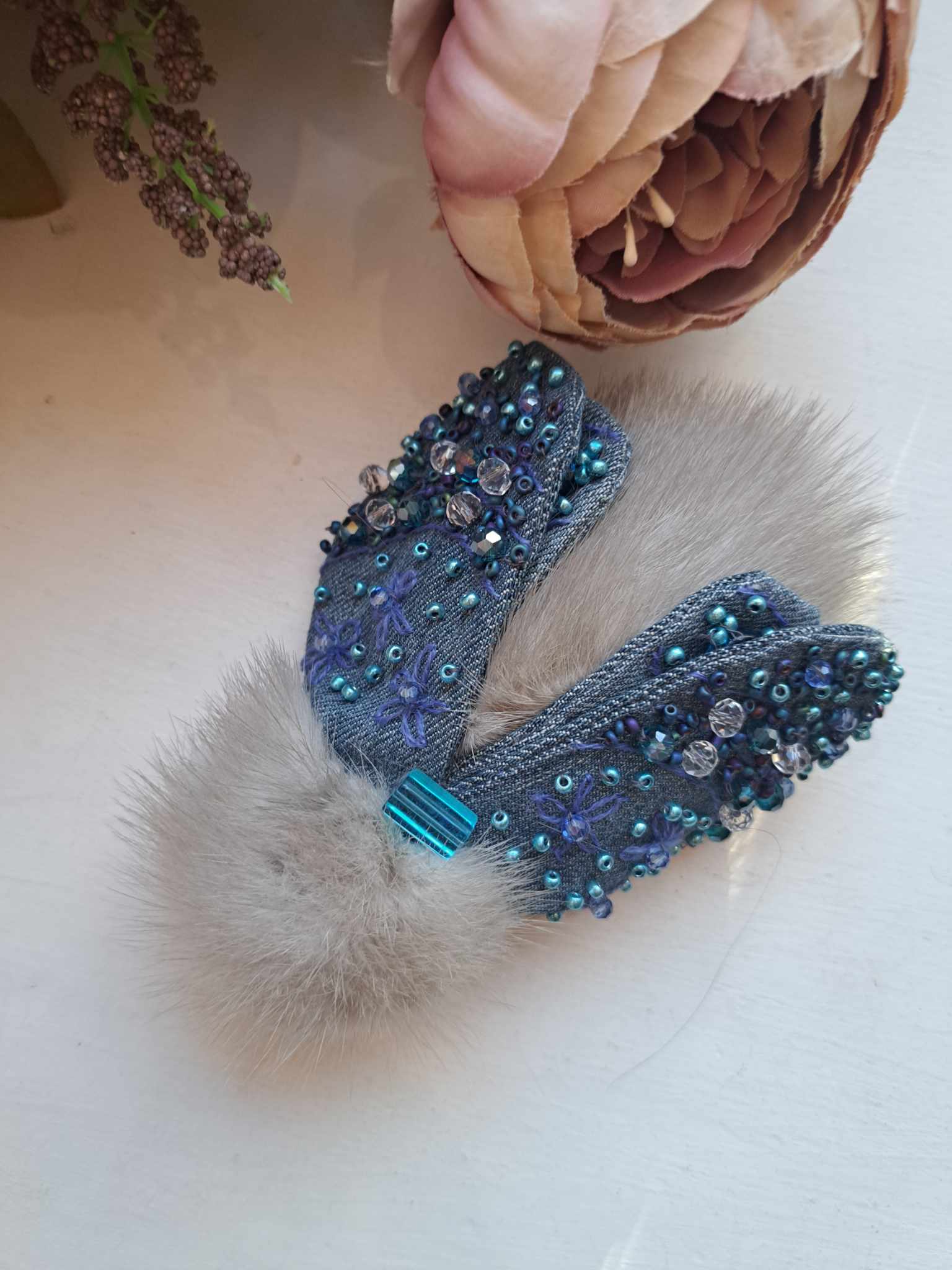 Putukapross pärlikestega