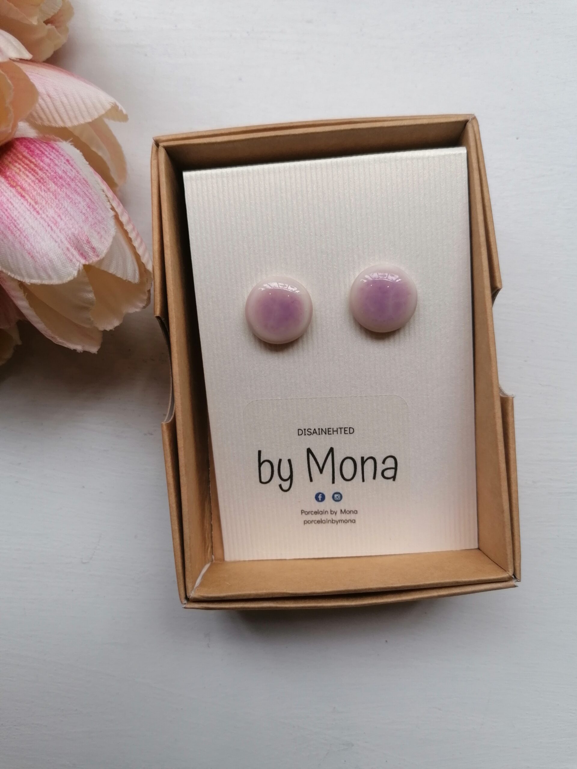 Kaunid ümmargused portselanist kõrvarõngad, helelilla