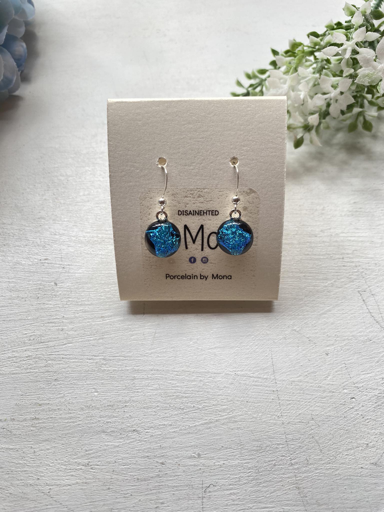 Sulatatud klaasist rippuvad kõrvarõngad