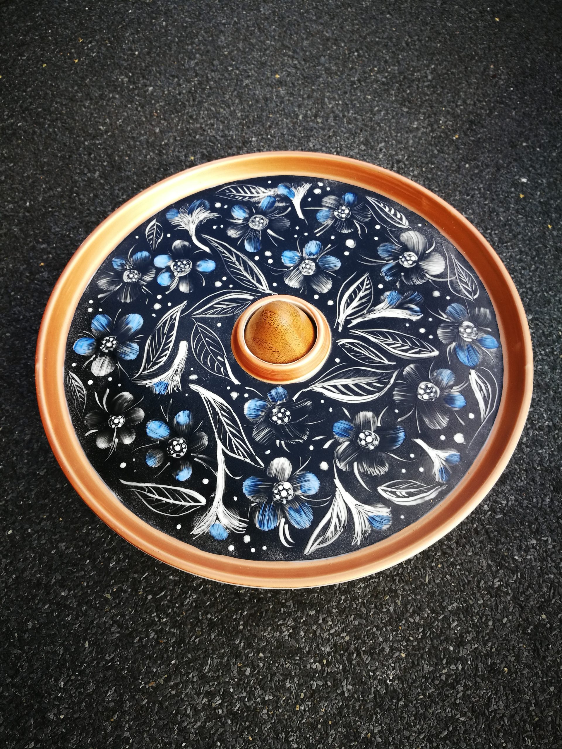 Portselanist vaagen käsimaalinguga