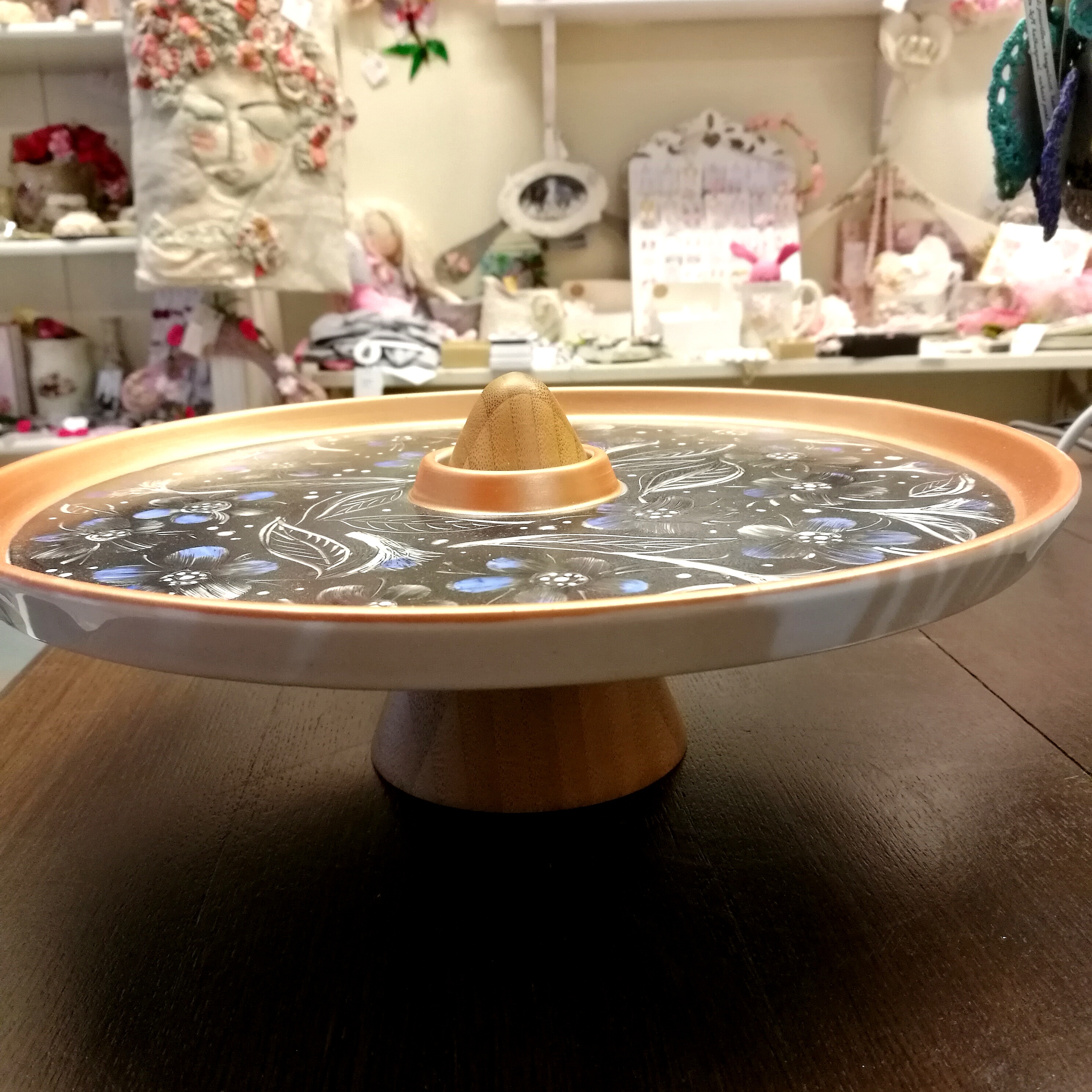 Portselanist vaagen käsimaalinguga