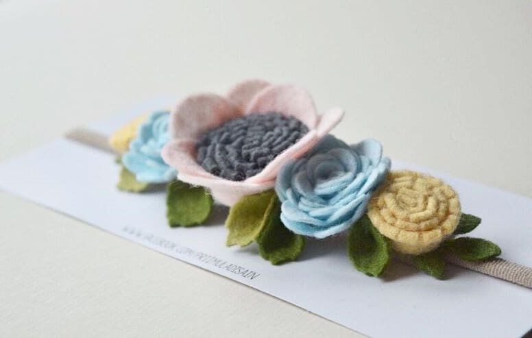 Mitme lillega värviline peapael