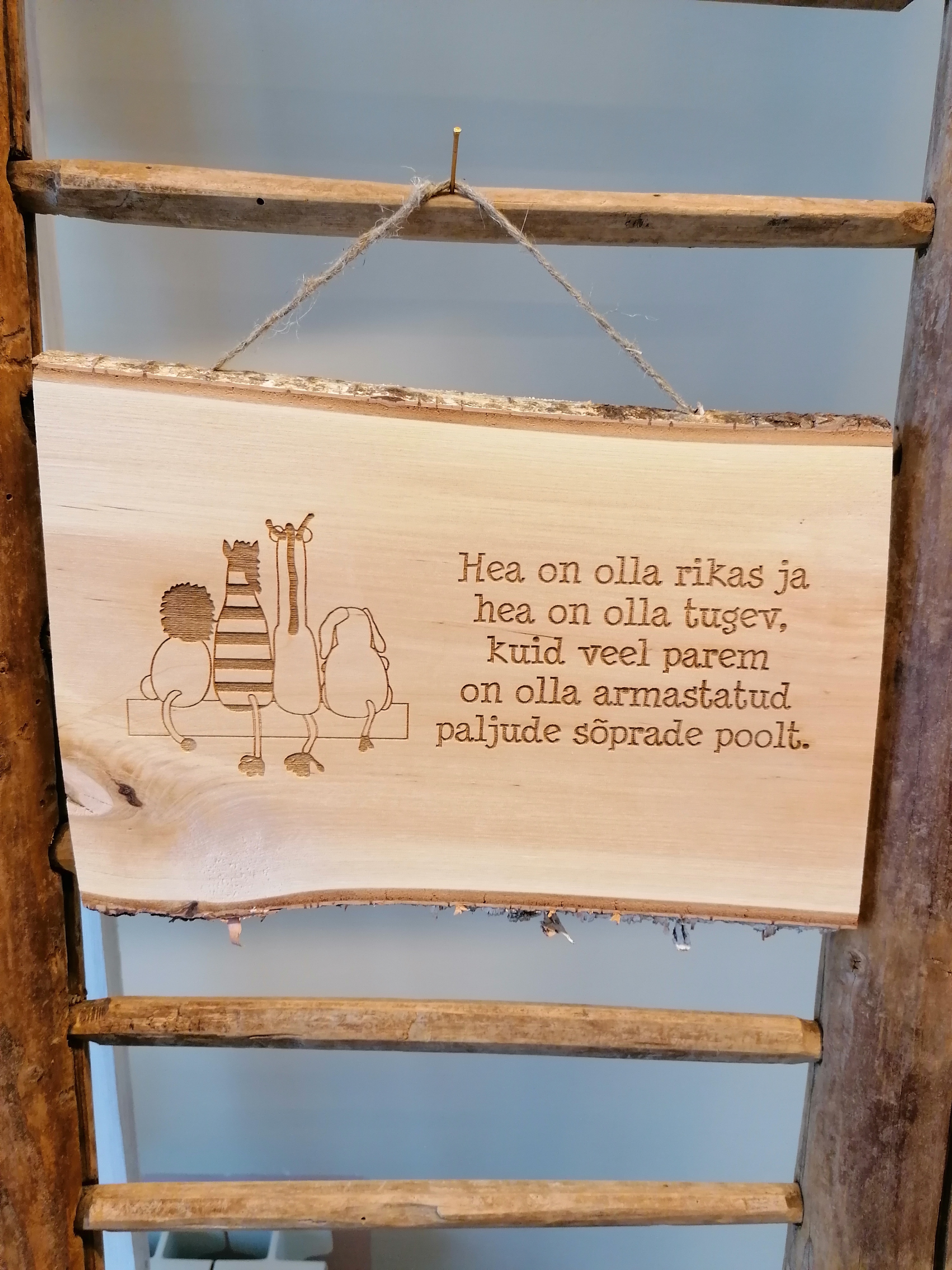Puidust silt tekstiga "Hea on olla rikas ja..."
