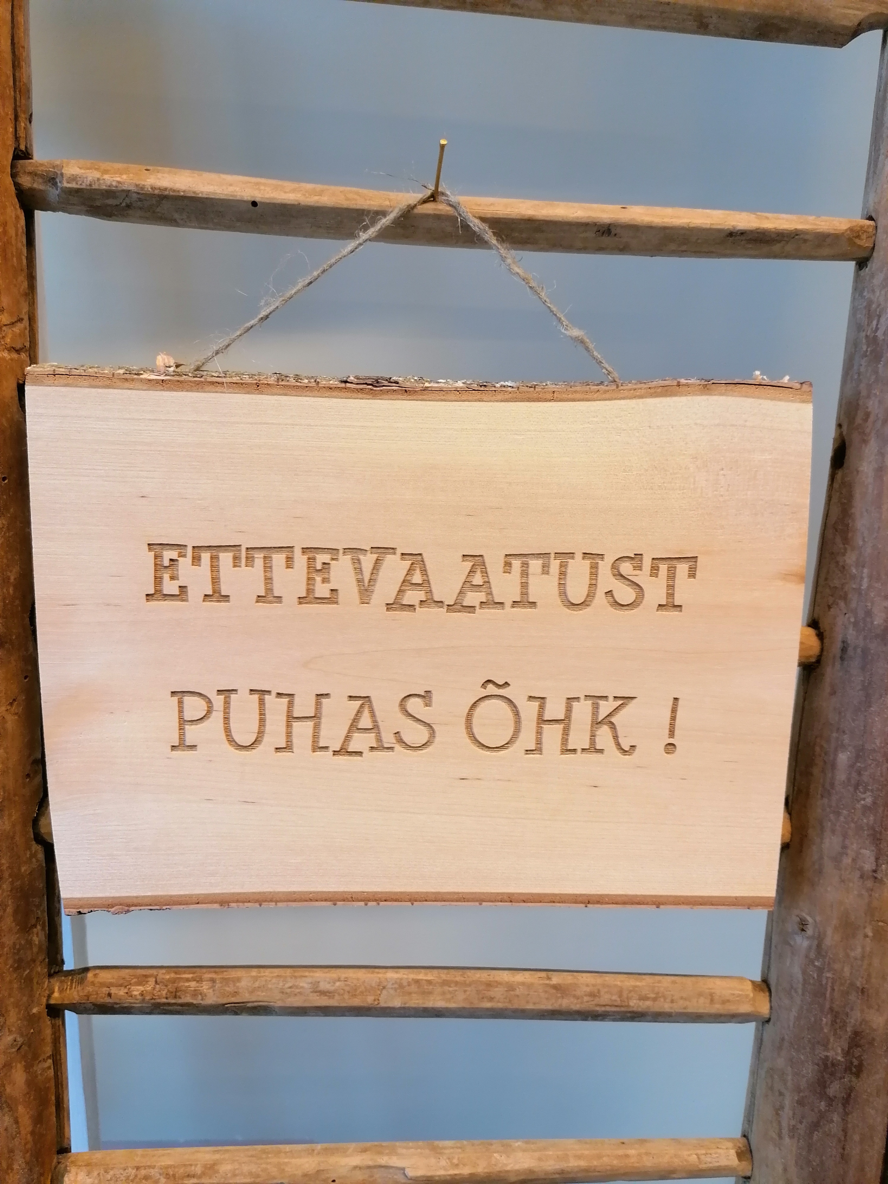 Puidust silt tekstiga "Ettevaatust puhas õhk!