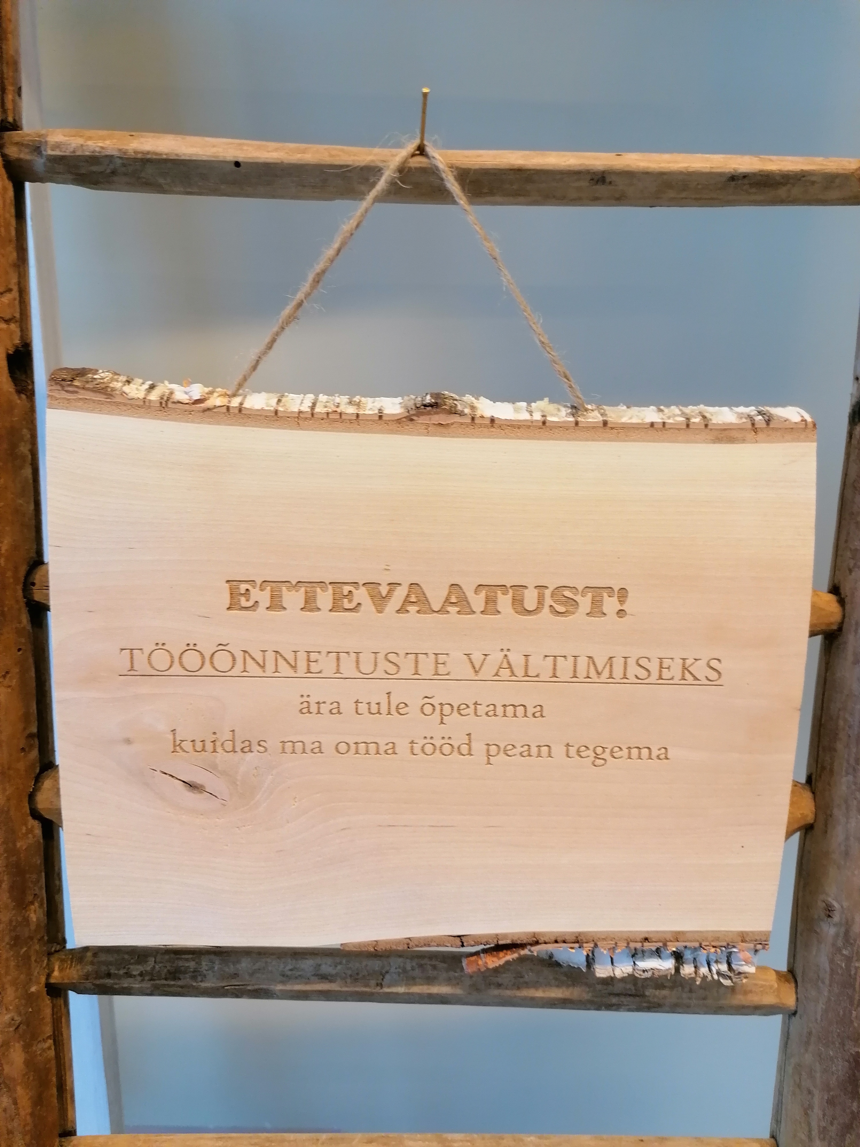 Puidust silt tekstiga "Ettevaatust Tööõnnetuste vältimiseks..."