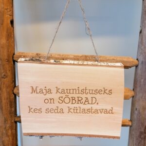 Puidust silt tekstiga "Maja kaunistuseks on SÕBRAD..."