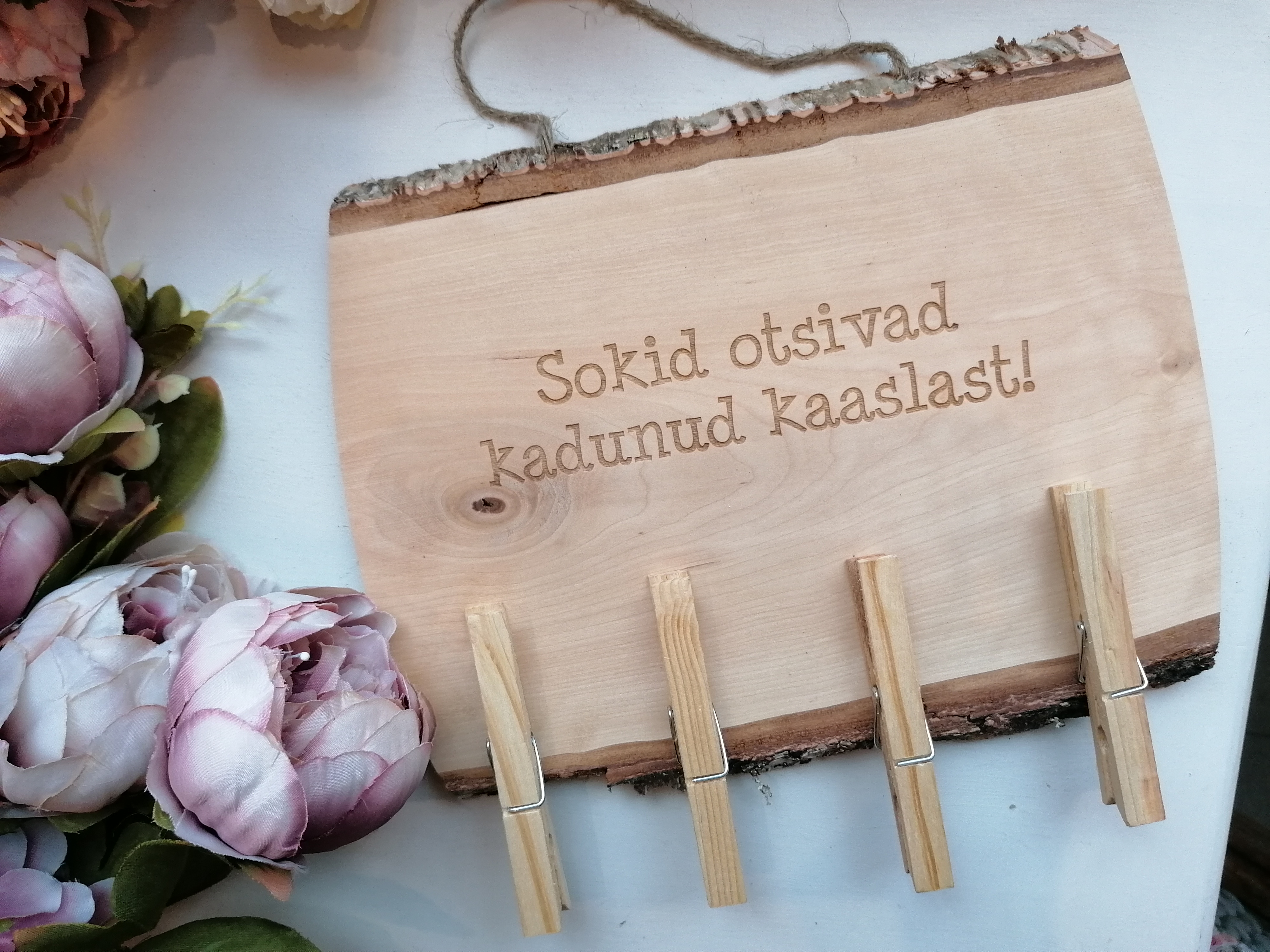 Puidust silt tekstiga "Sokid otsivad kadunud kaaslast!"