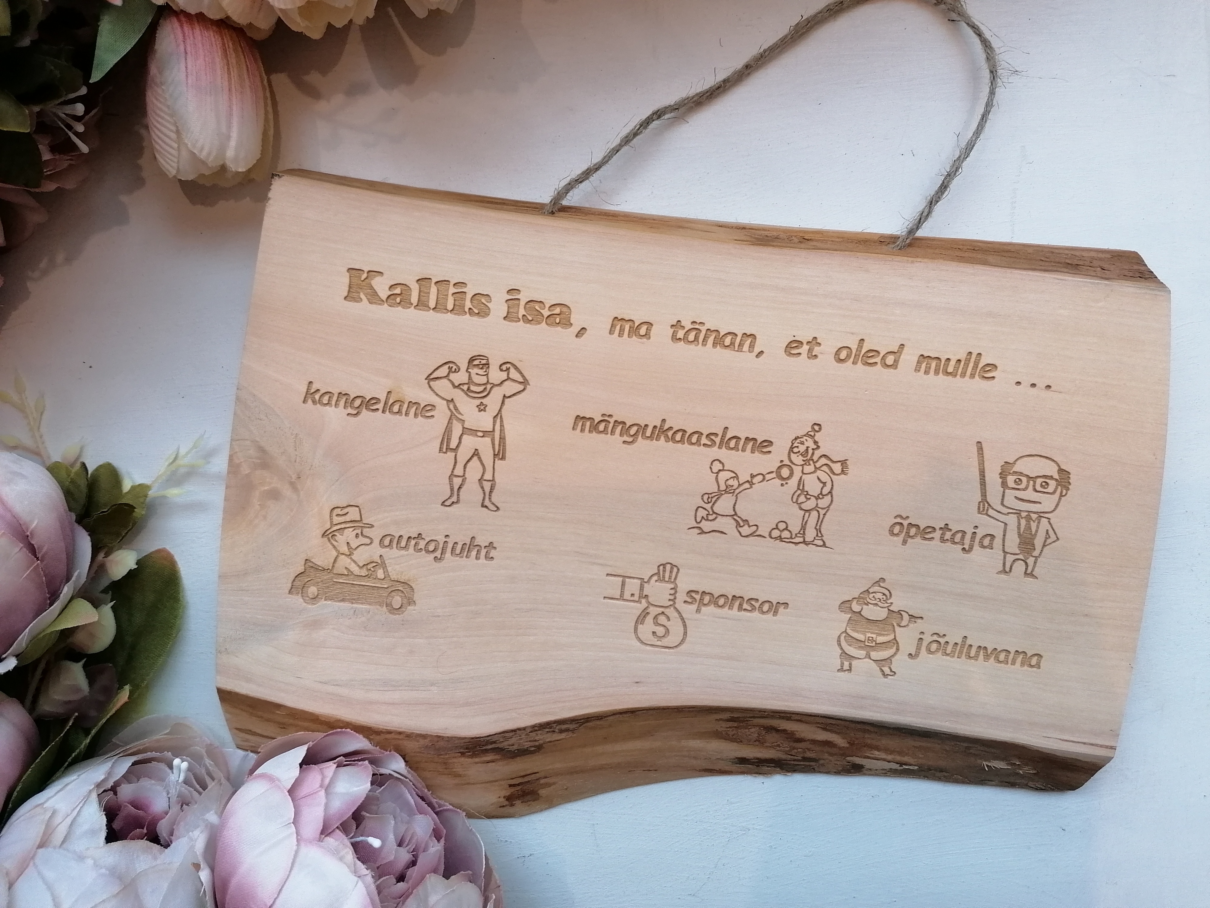 Puidust silt tekstiga "Kallis isa, ma tänan, et oled mulle..."