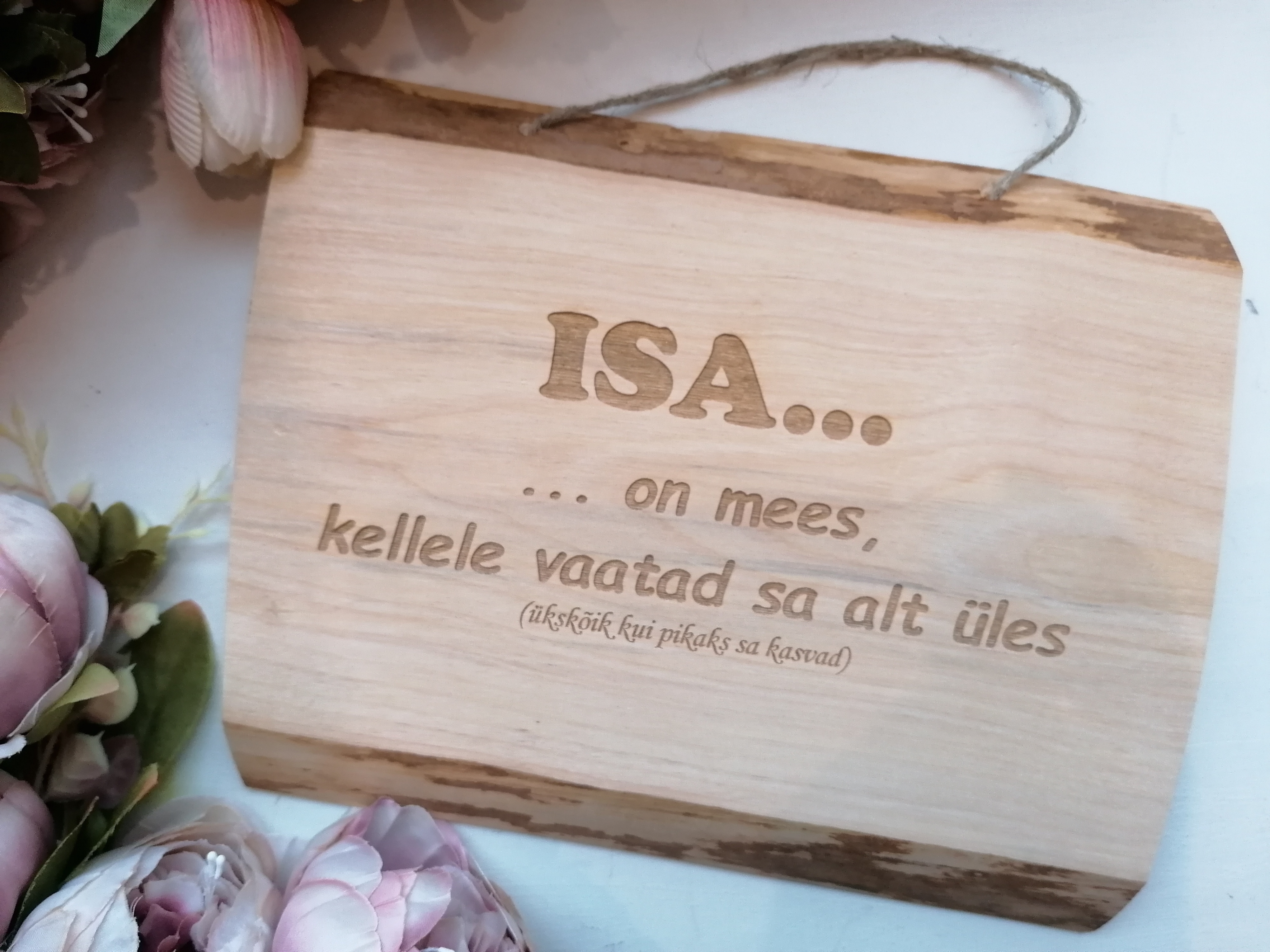 Puidust silt tekstiga "ISA... on mees, kellele..."