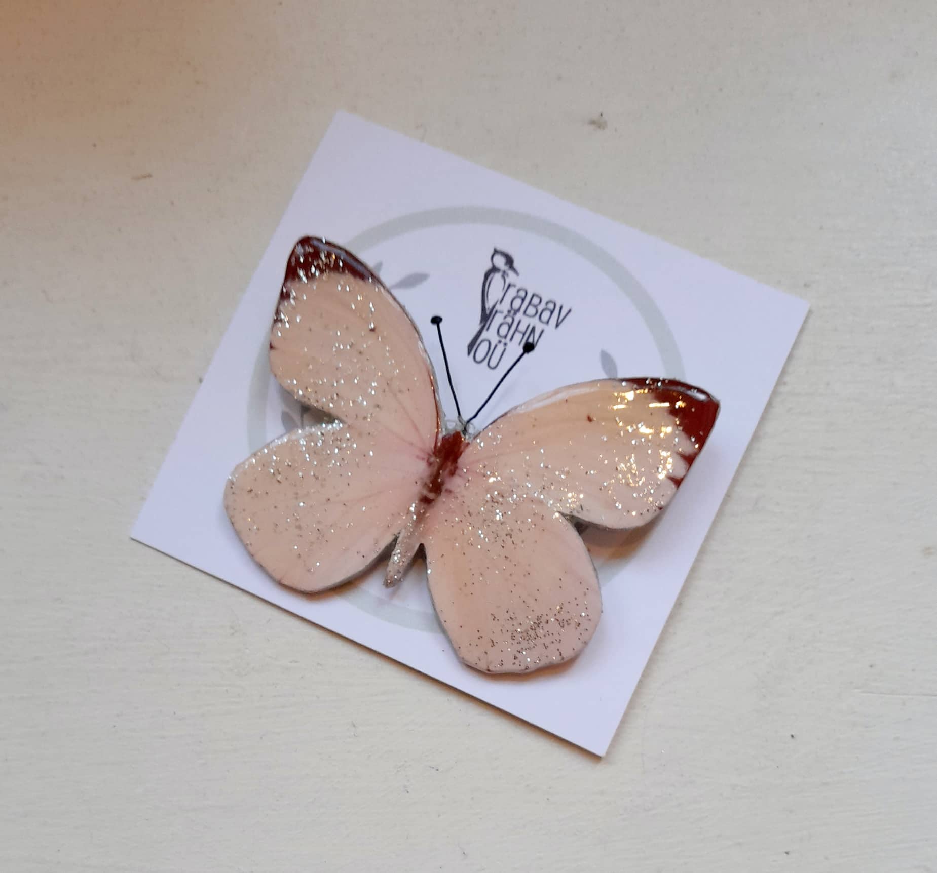 Käsitsi meisterdatud liblikakujuline pross, hõbedase säraga