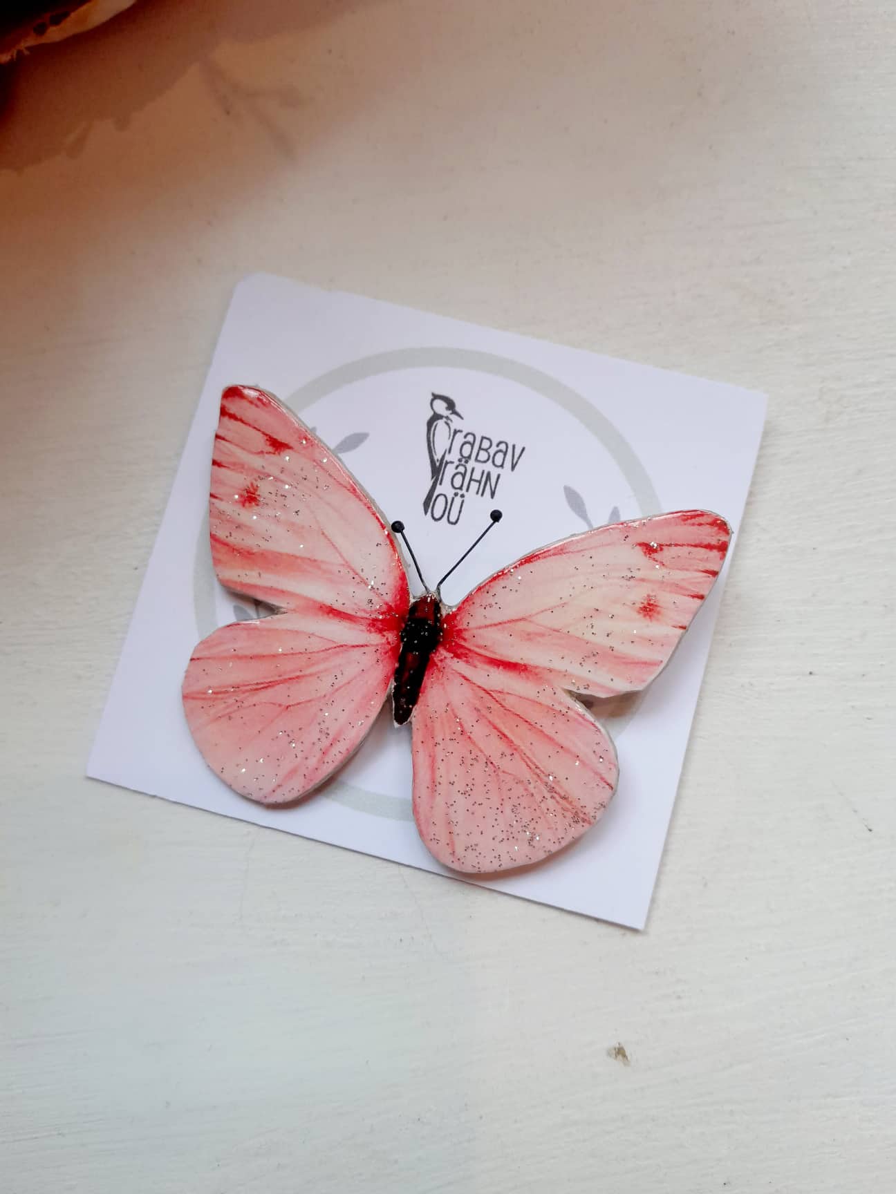 Käsitsi meisterdatud liblikakujuline pross