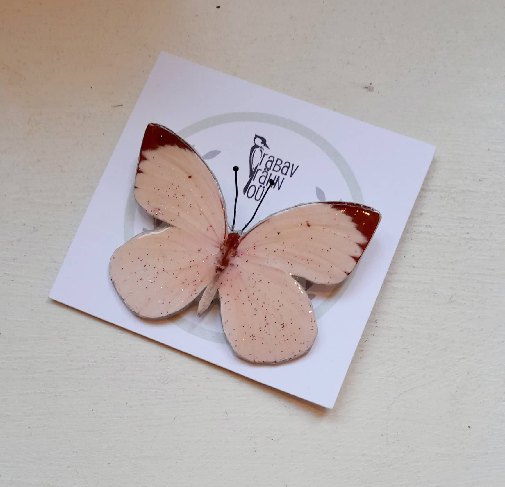 Käsitsi meisterdatud liblikakujuline pross, roosa säraga