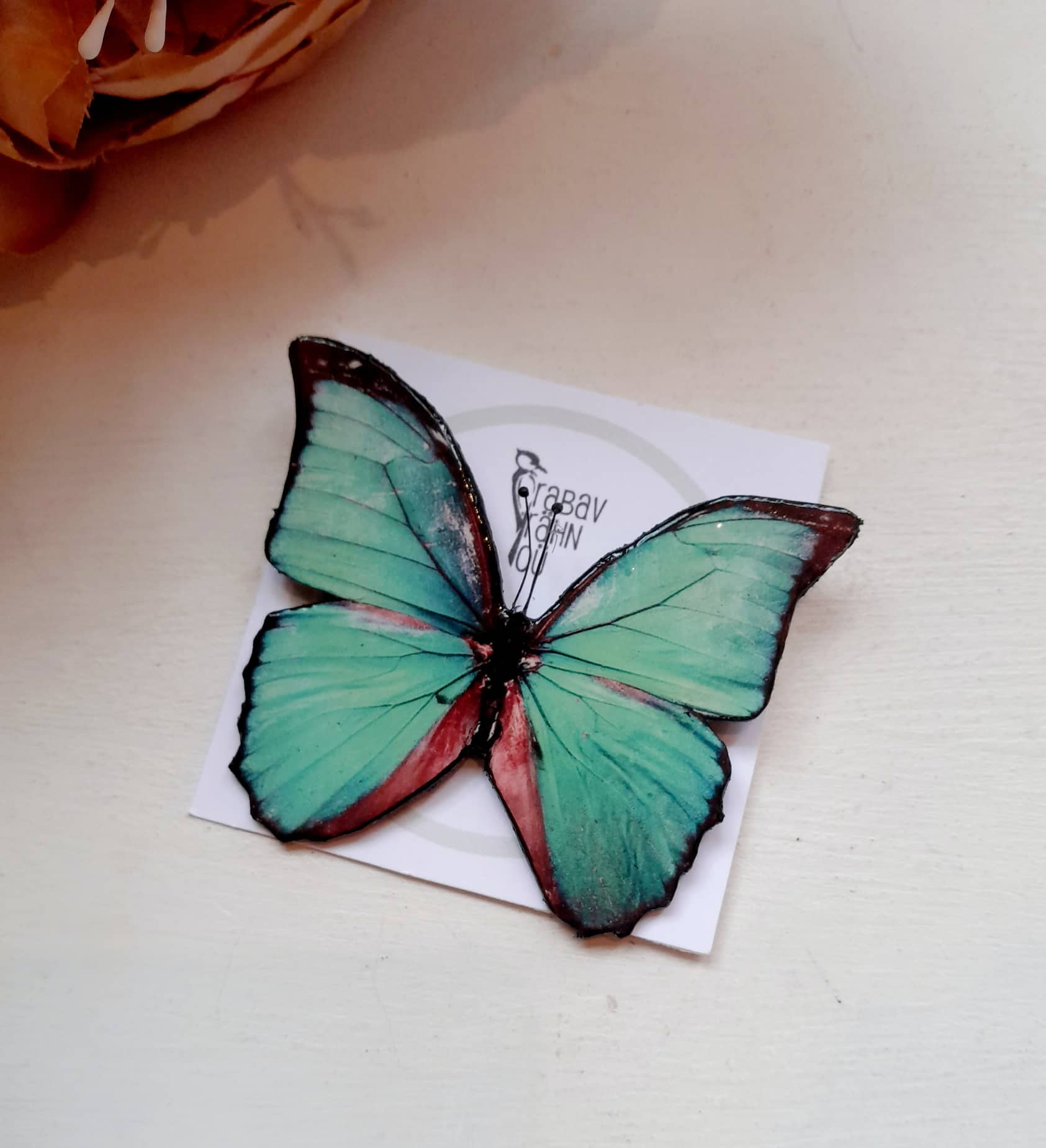 Käsitsi meisterdatud liblikakujuline pross