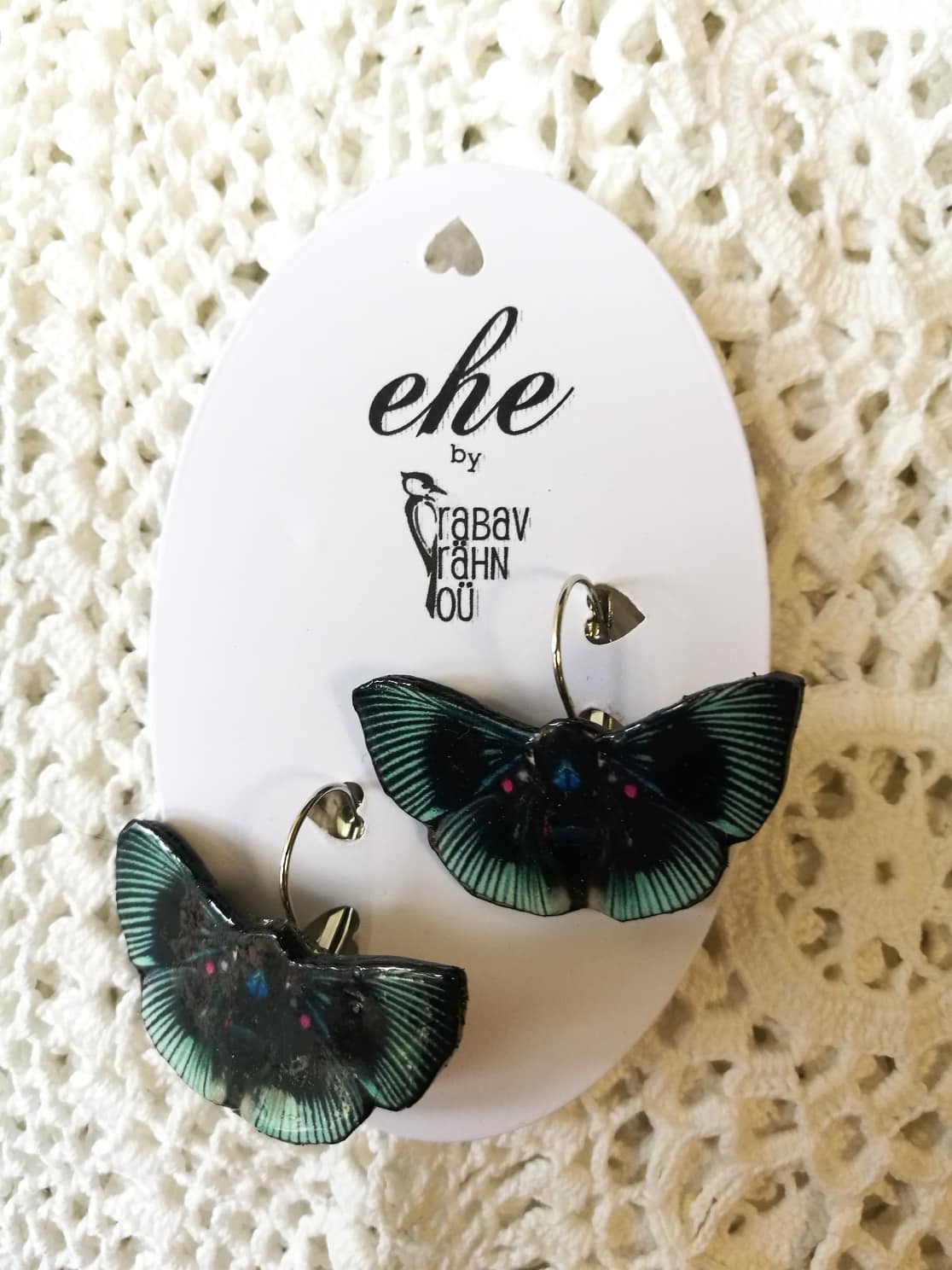 Musta-rohelise värvigammaga liblikakujulised kõrvarõngad