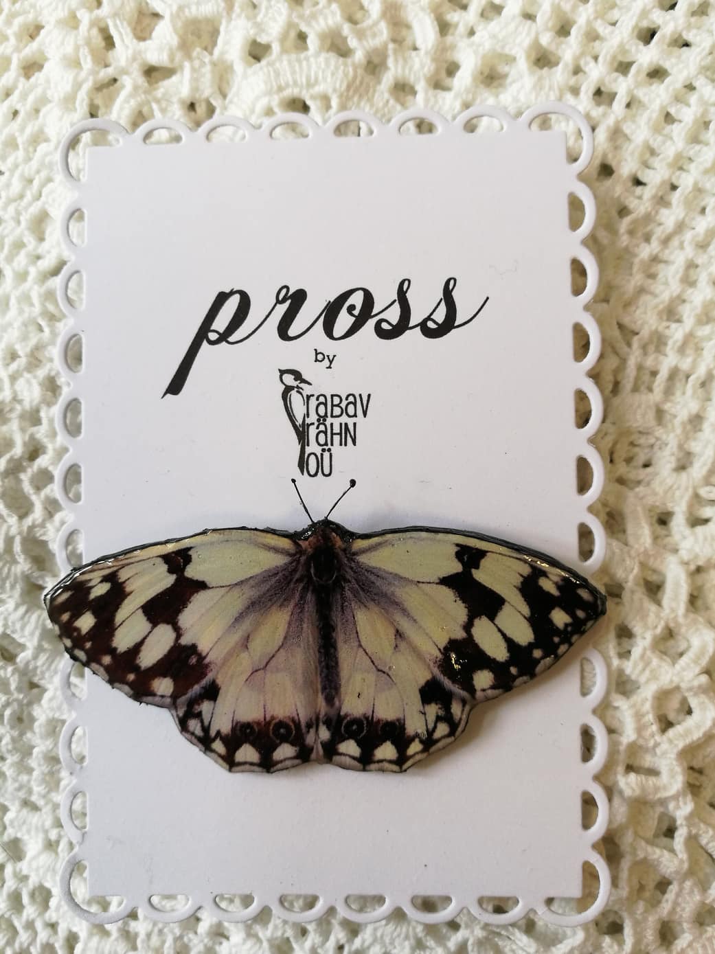 Pruuni ja valge värviga liblikakujuline pross