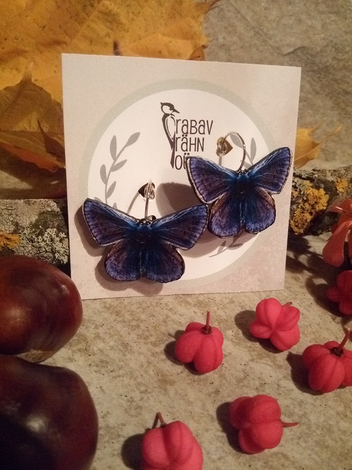 Tumelillat värvi liblikakujulised kõrvarõngad