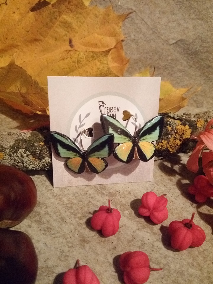 Rohelised liblikakujulised kõrvarõngad kollase kaunistusega