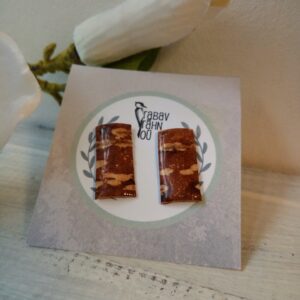 Kasetohust pisikesed kõrvarõngad