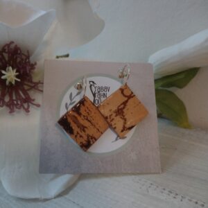 Kasetohust nelinurksed kõrvarõngad