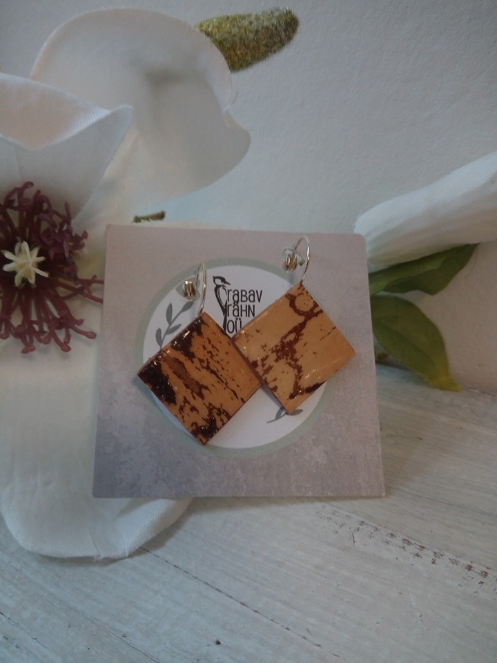 Kasetohust nelinurksed kõrvarõngad