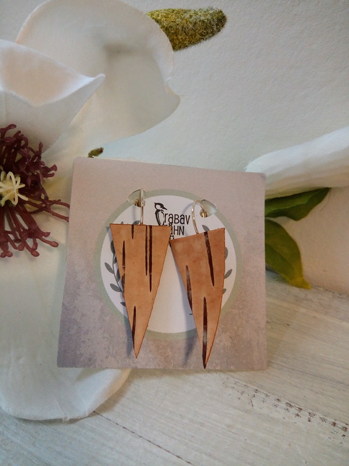 Kasetohust kolmnurksed kõrvarõngad