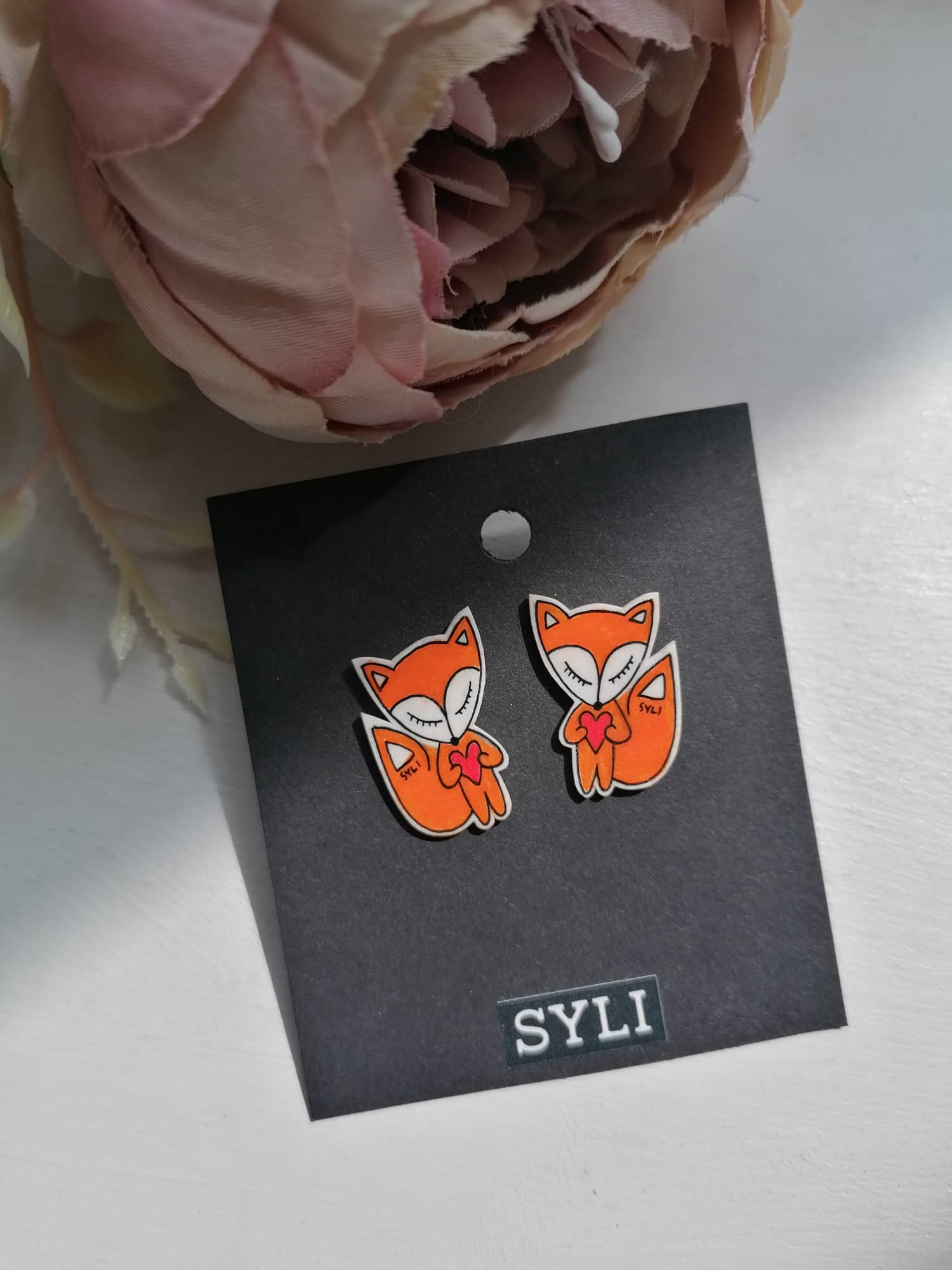 Südameid hoidvad rebaseplikadega kõrvarõngad