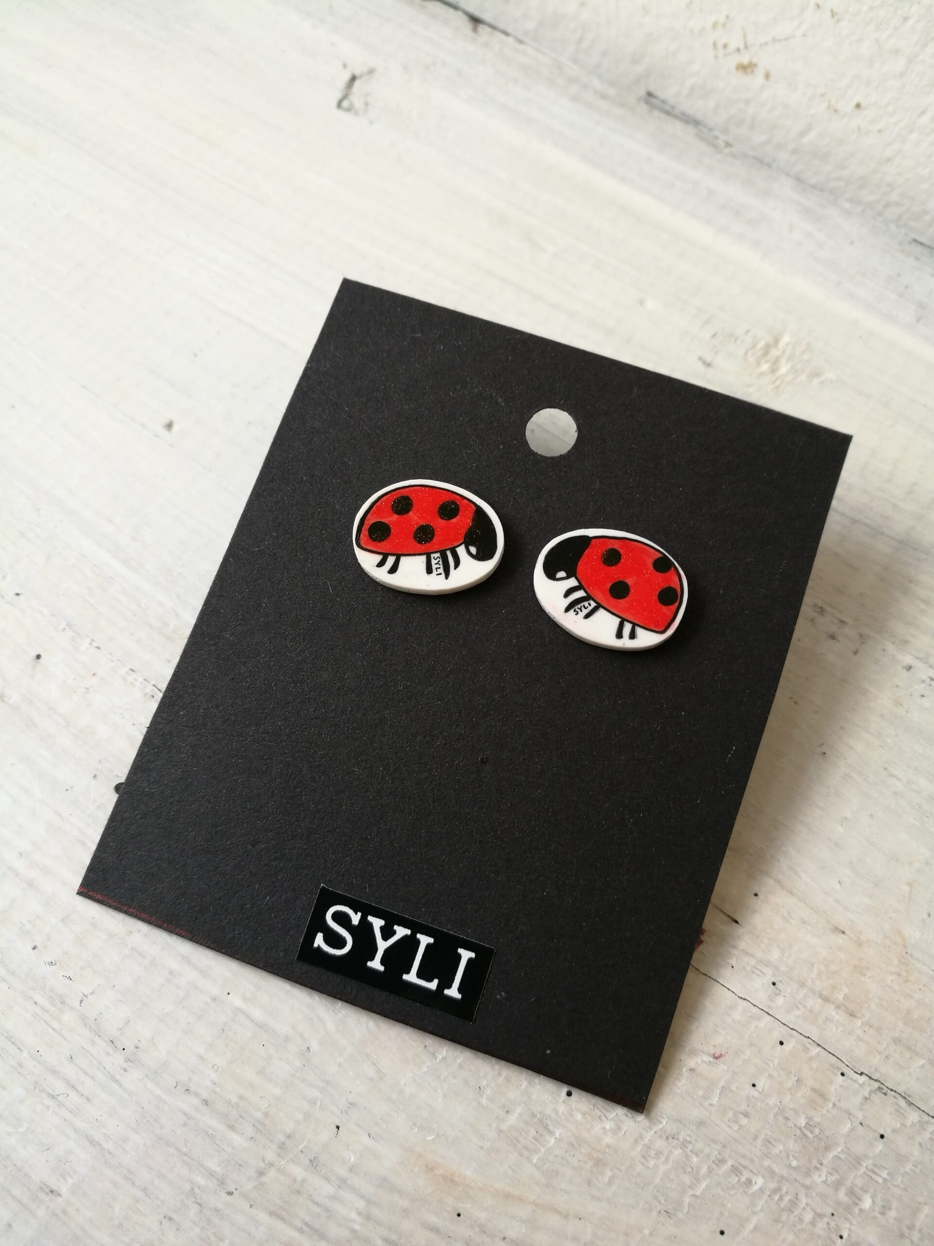 Suured, sädelevad lepatriinu kõrvarõngad