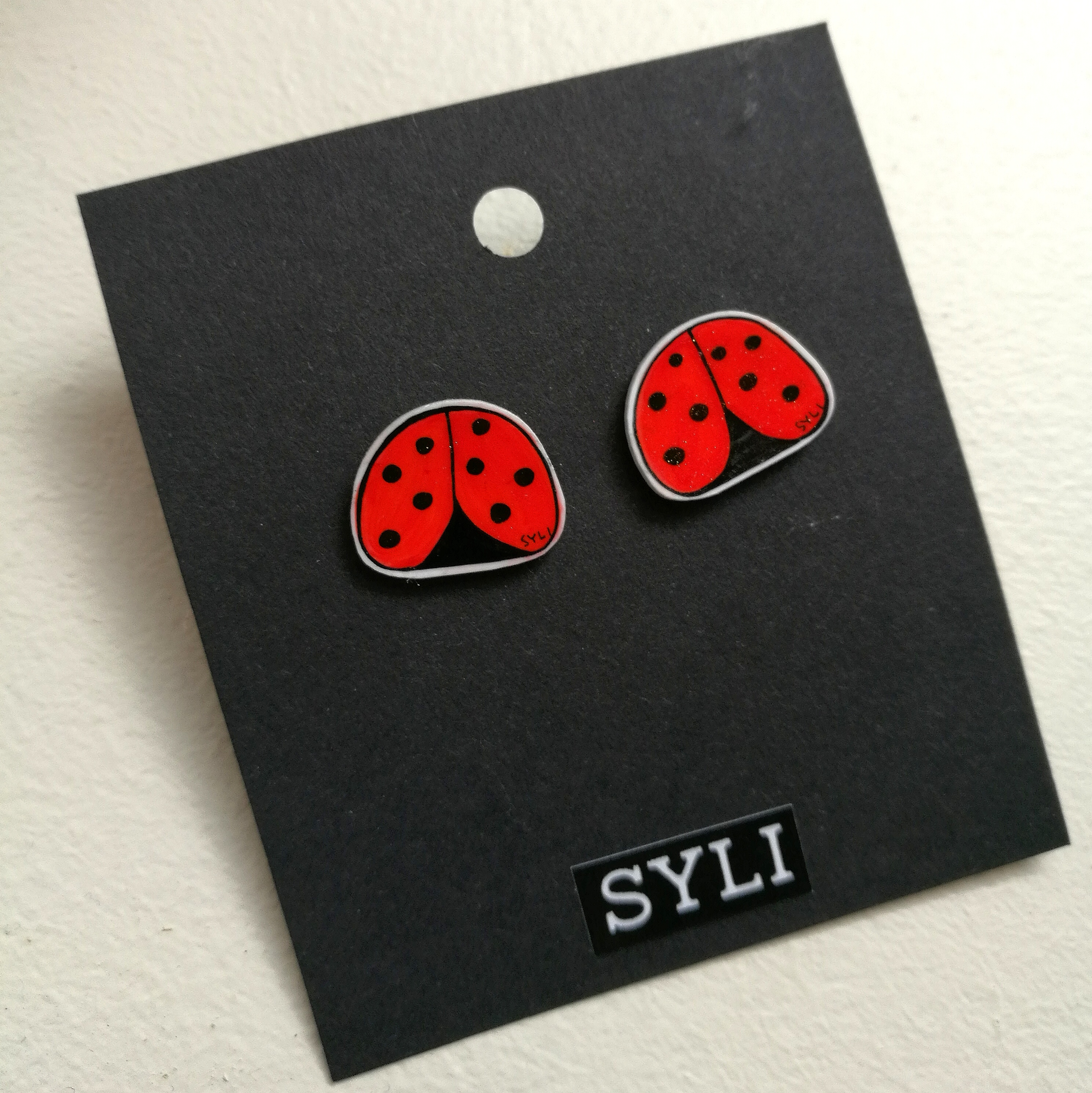 Pisikesed, sädelevad lepatriinu kõrvarõngad