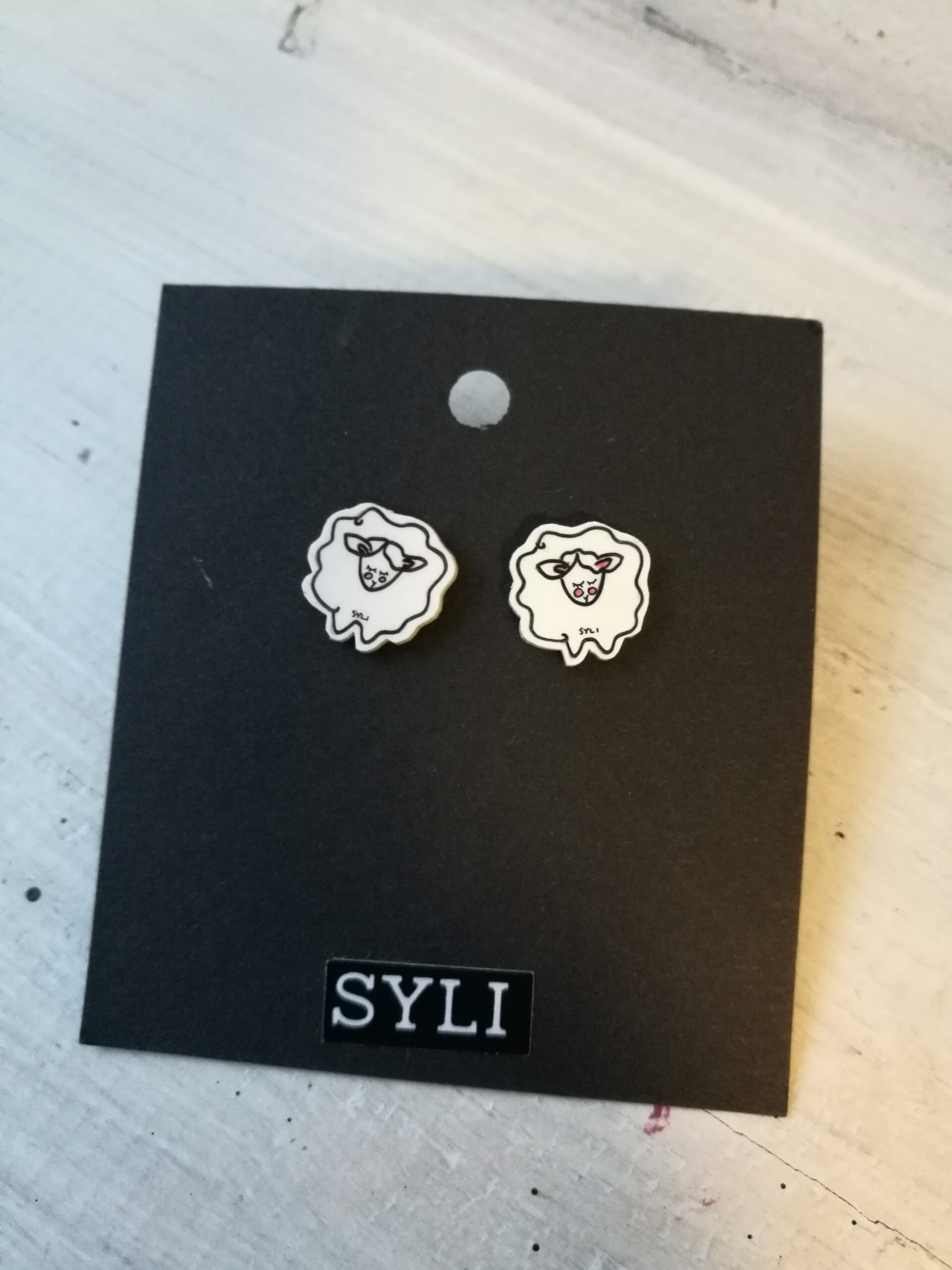 Lambakestega kõrvarõngad