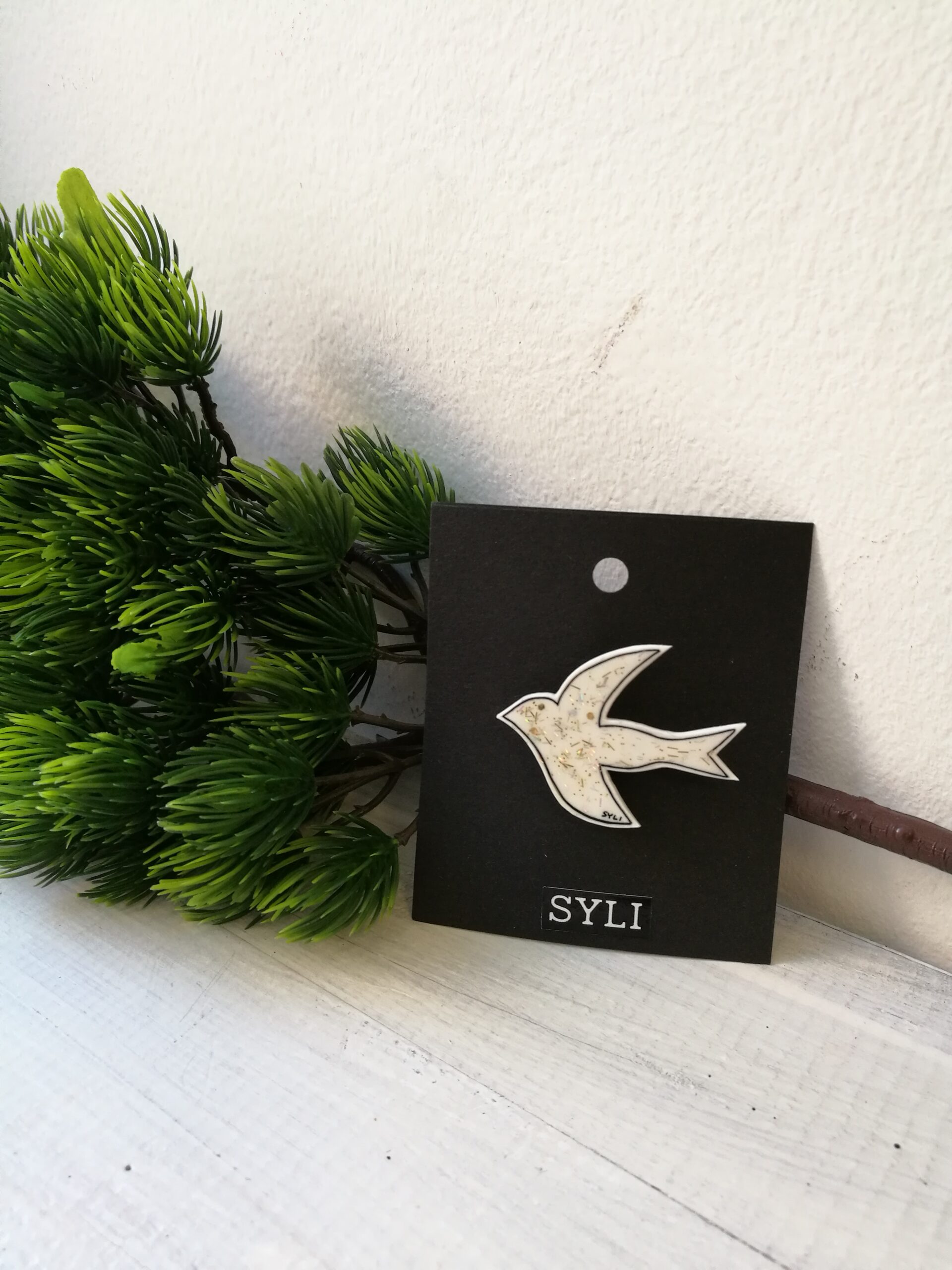 Suitsupääsukese kujuline pross