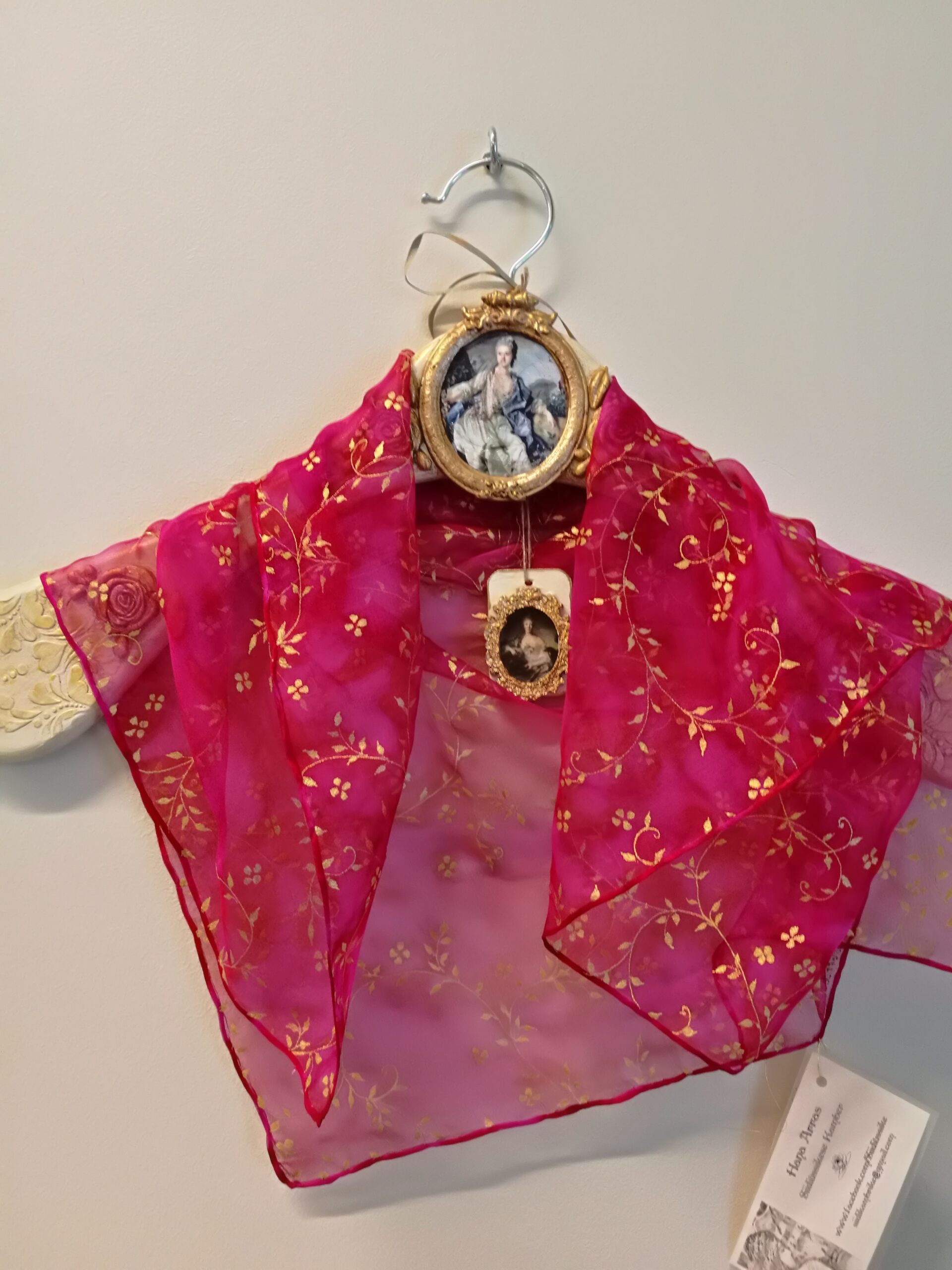 Tumeroosa siidirätik kuldfiligraaniga