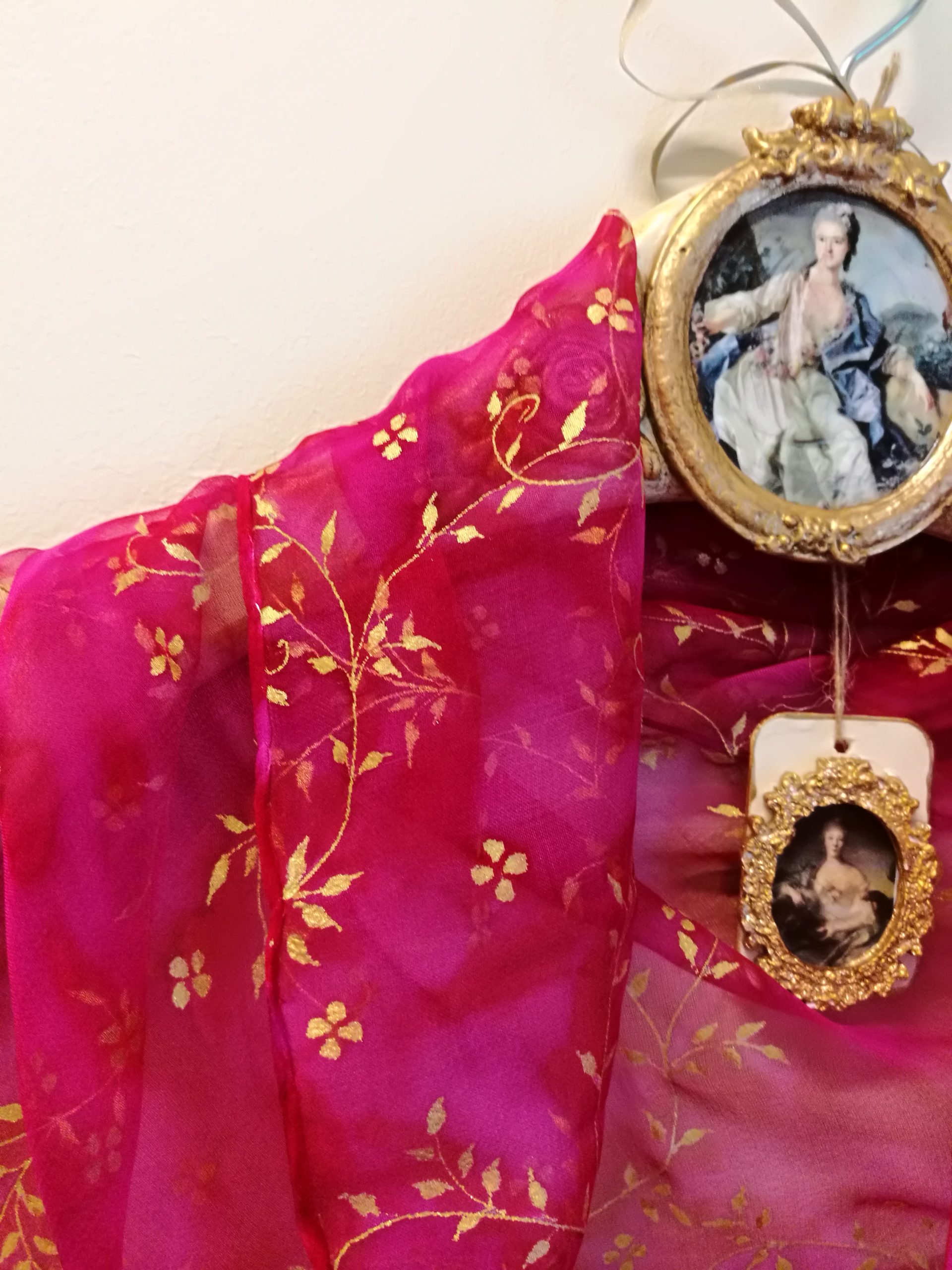 Tumeroosa siidirätik kuldfiligraaniga