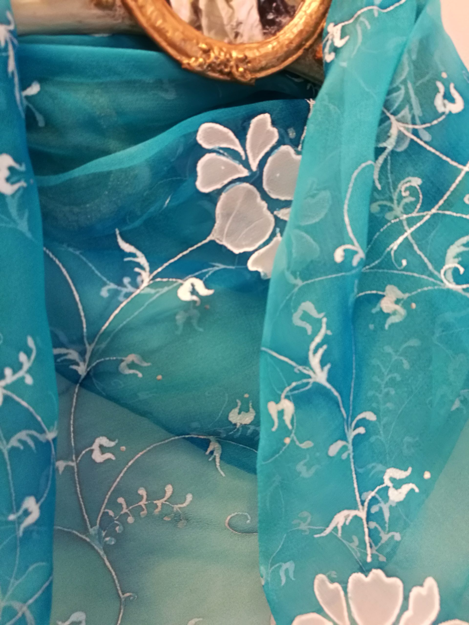 Sinine siidirätik valgete lilledega