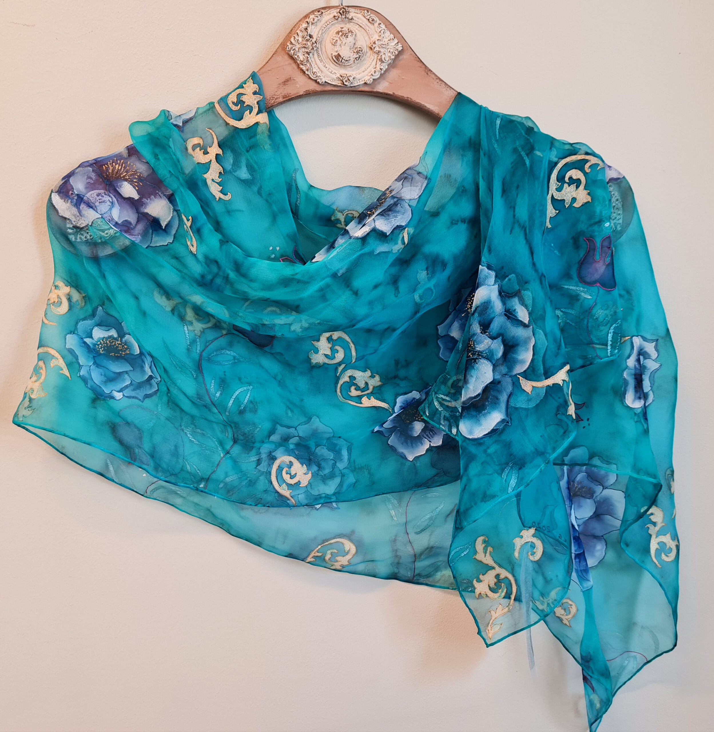 Sinine siidisall siniste roosidega