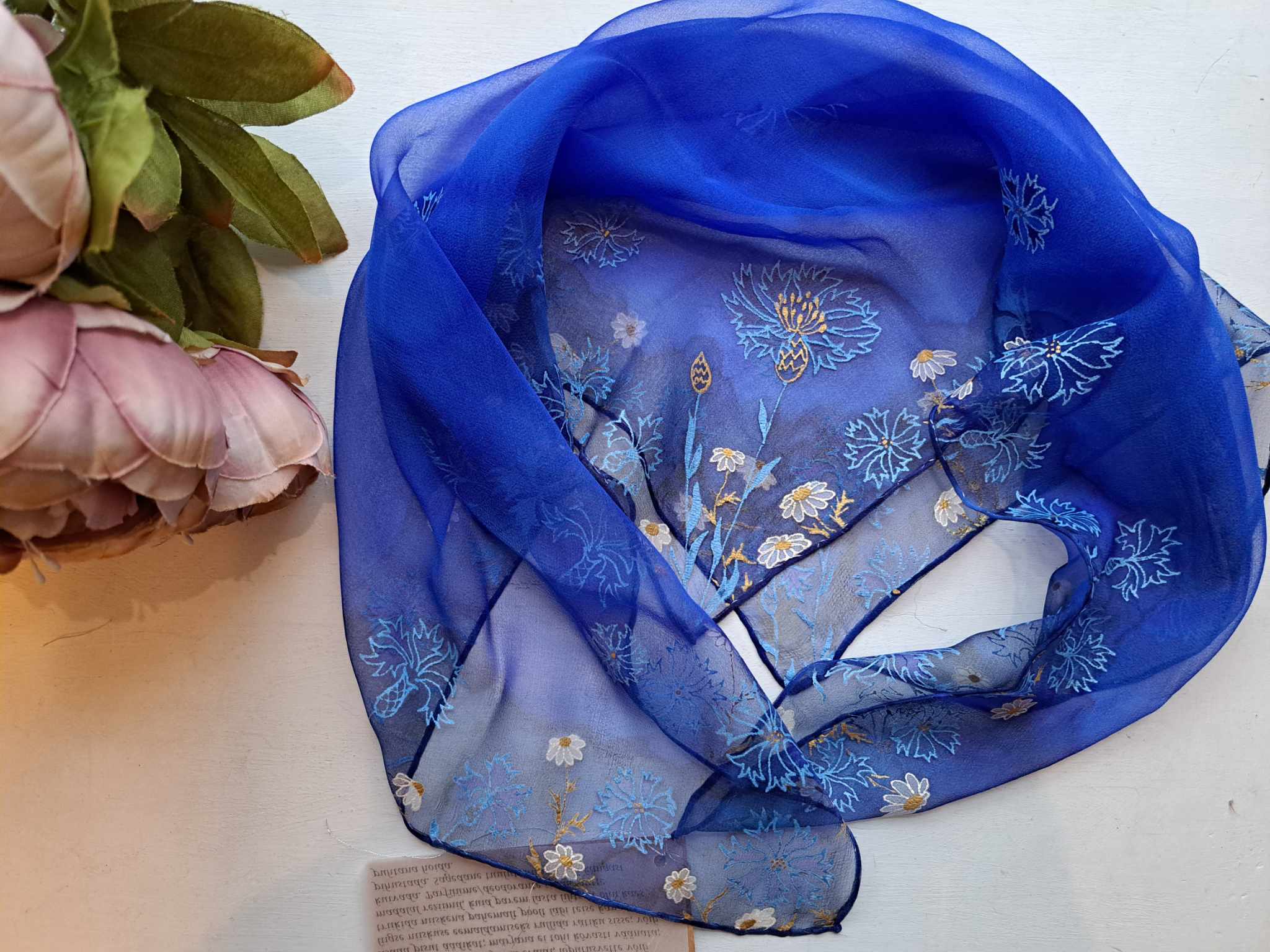 Leegitsev sinine rukkililledega siidirätik