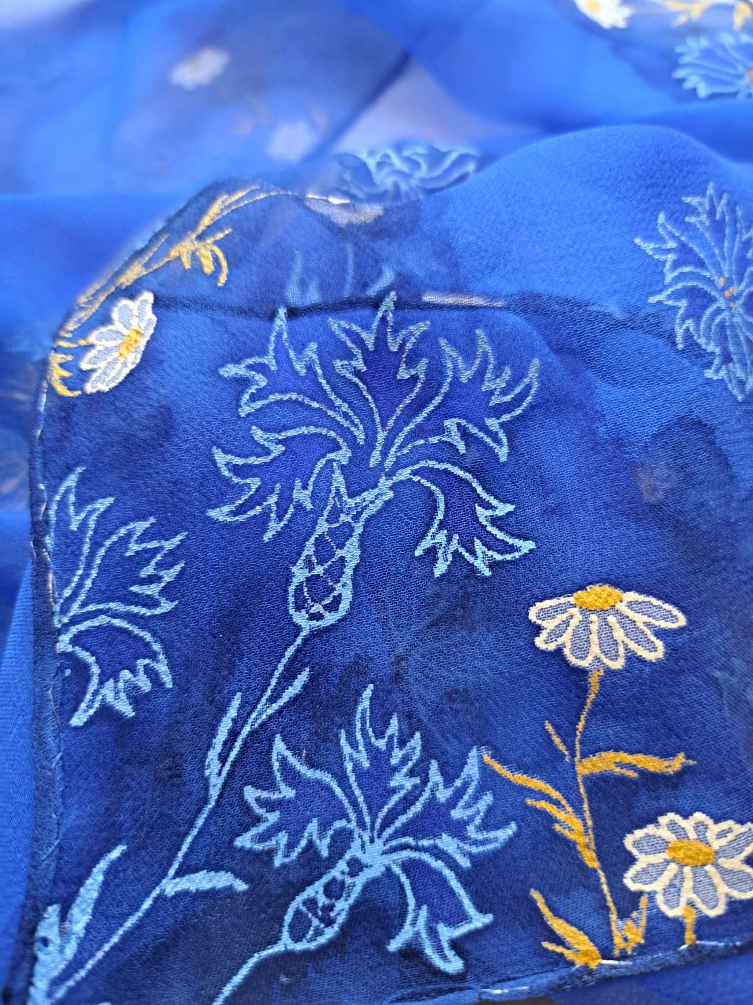 Leegitsev sinine rukkililledega siidirätik