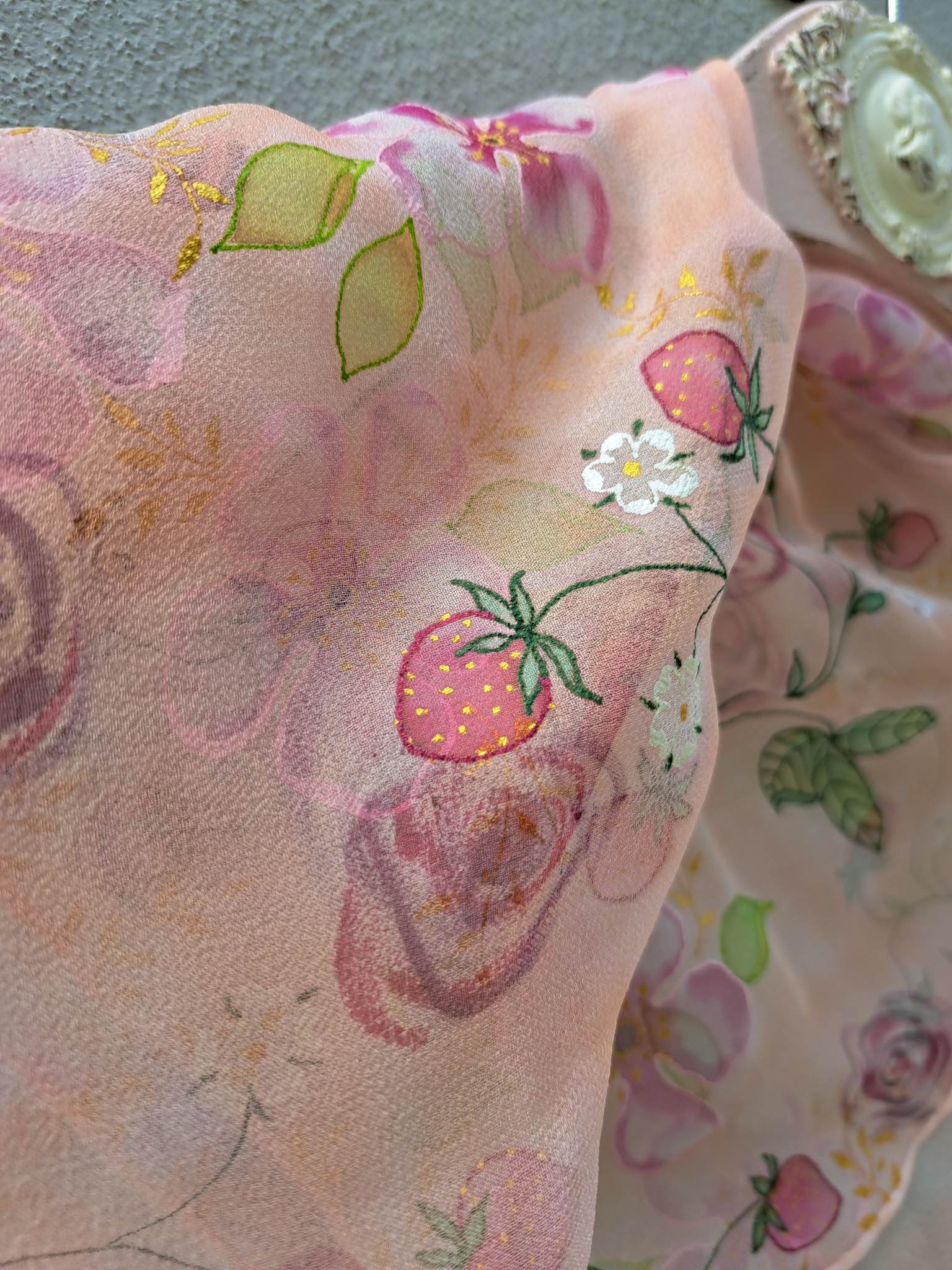 Siidirätik maasikatega