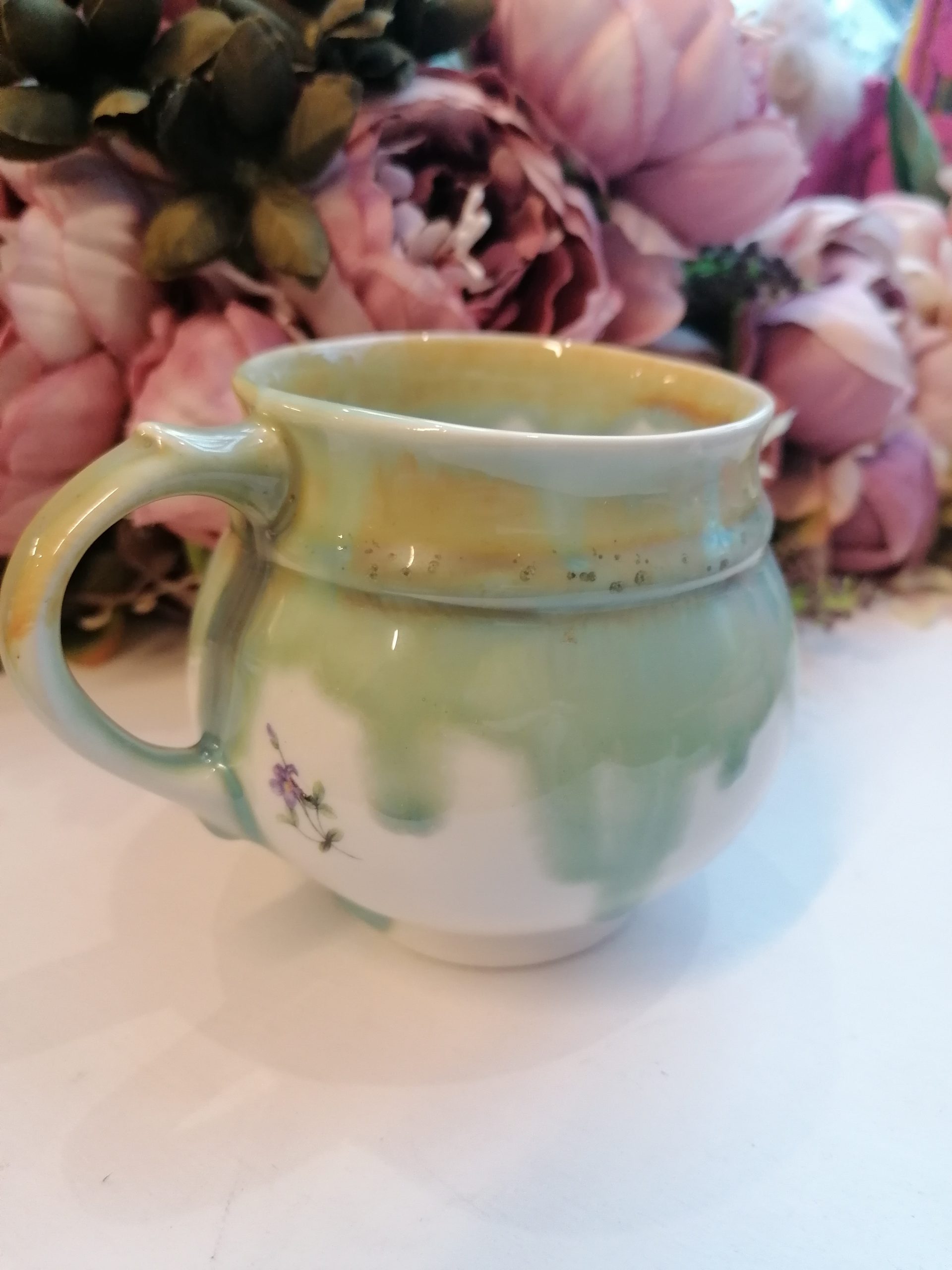 Kaunis portselanist kruus, valge "Lillehernes"