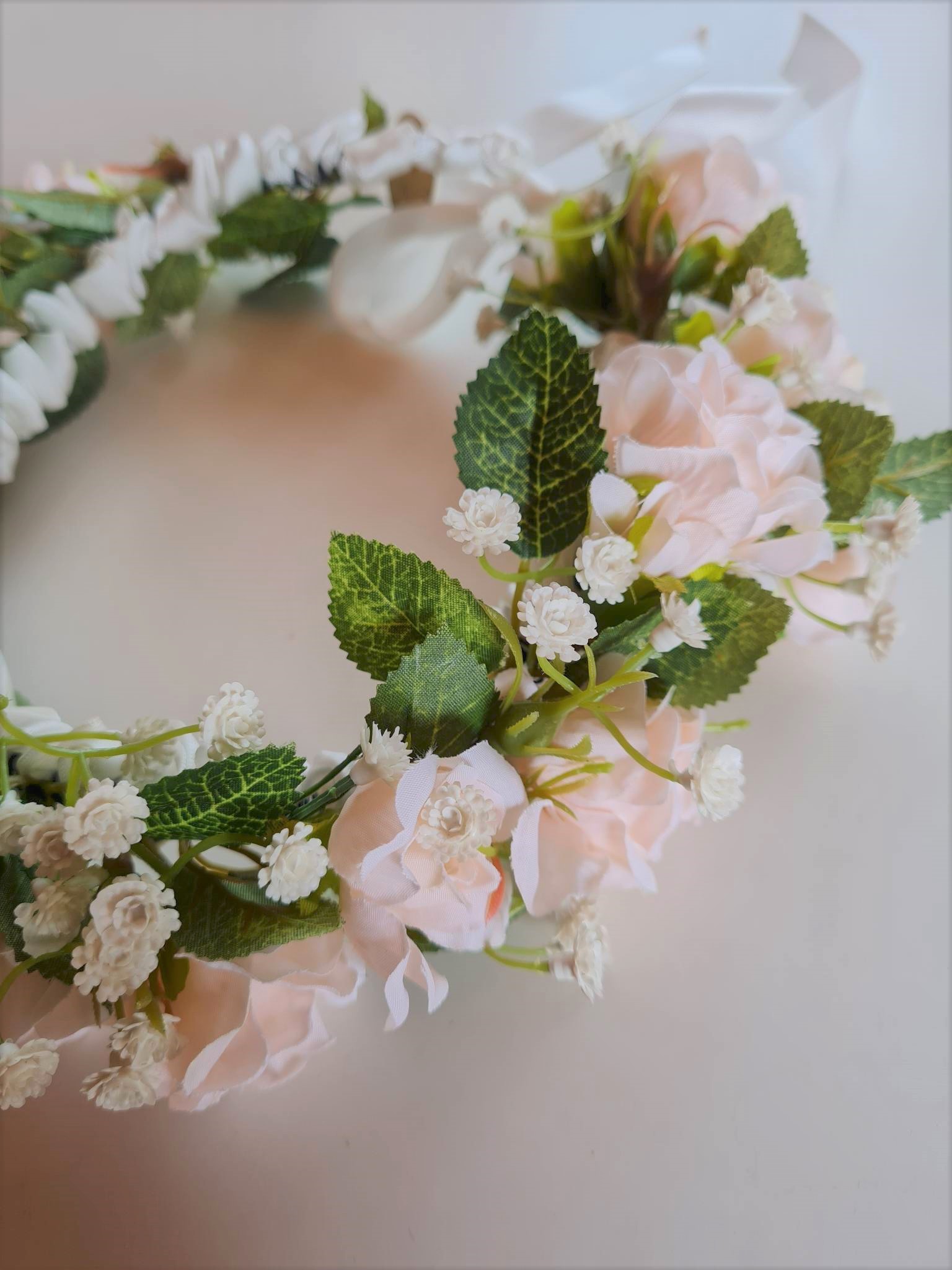 Peapärg heledate õitega