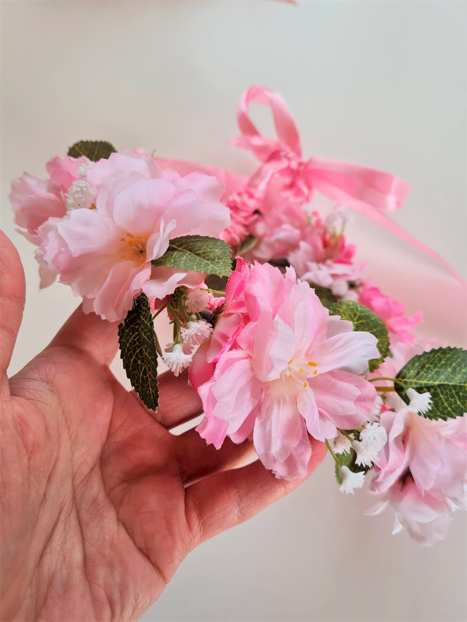 Peapärg roosade õitega ja kipslilledega