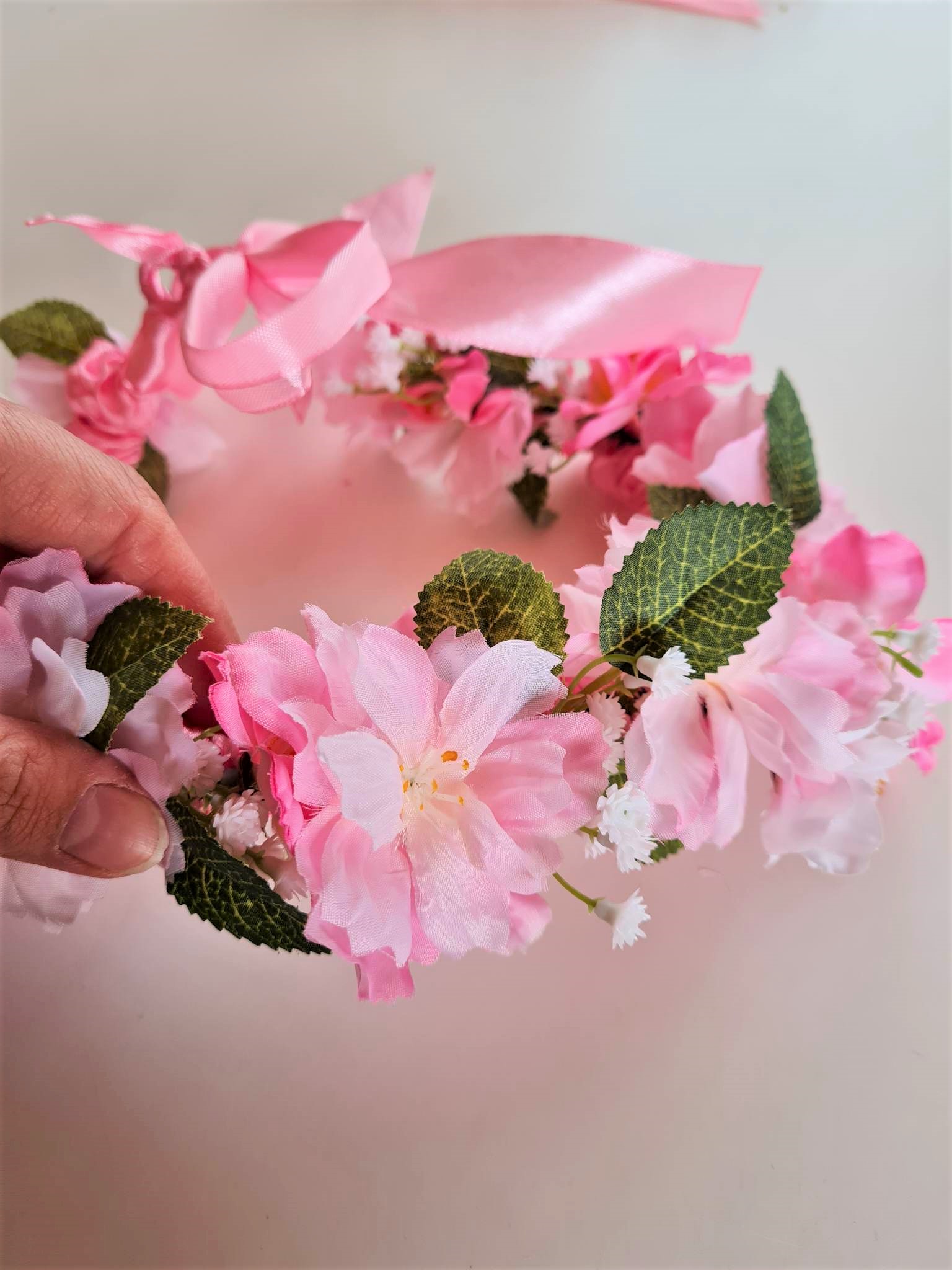 Peapärg roosade õitega ja kipslilledega