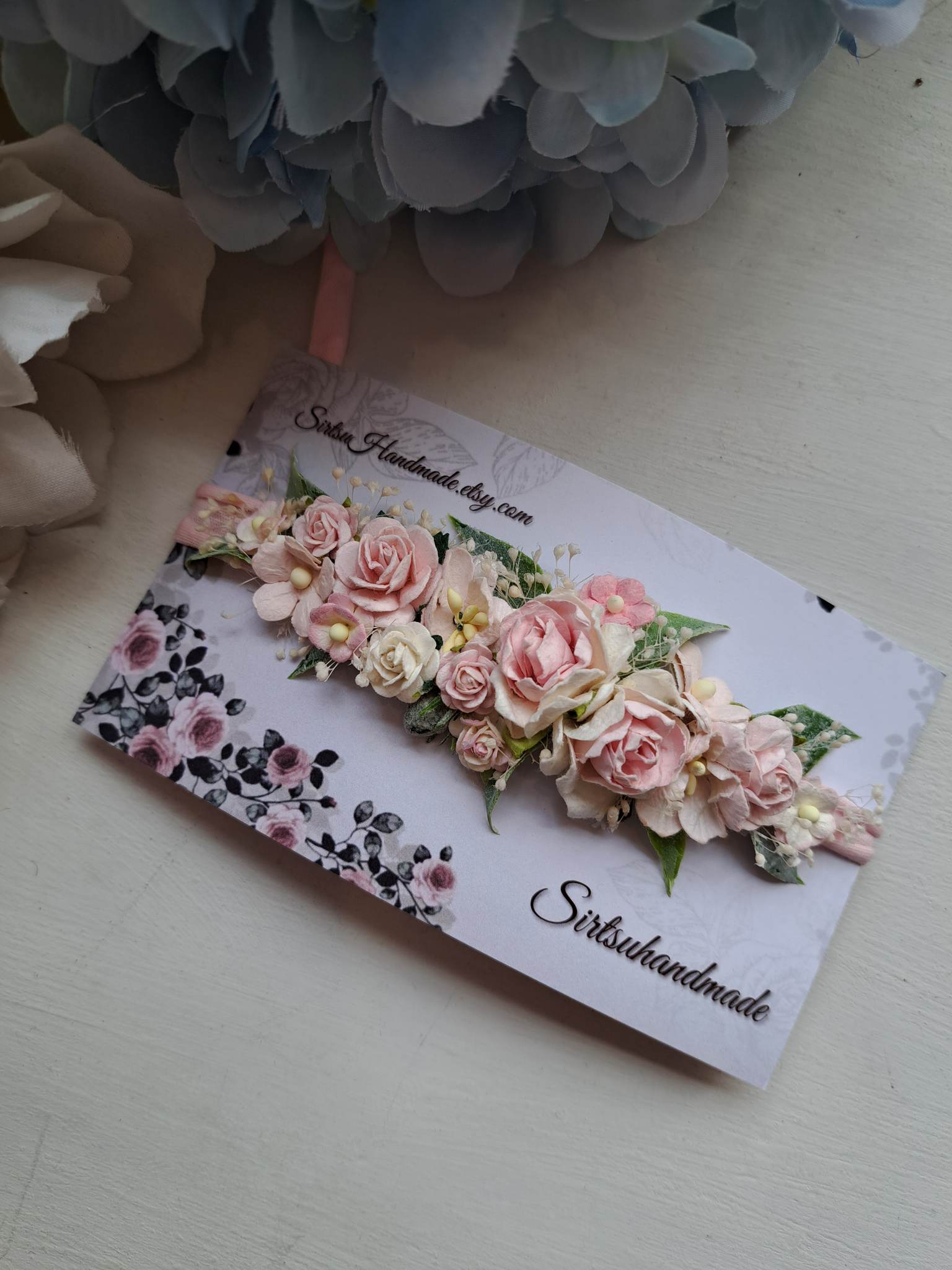 Kaunis kunstlilledega peaehe lapsele "Heleroosad roosid"