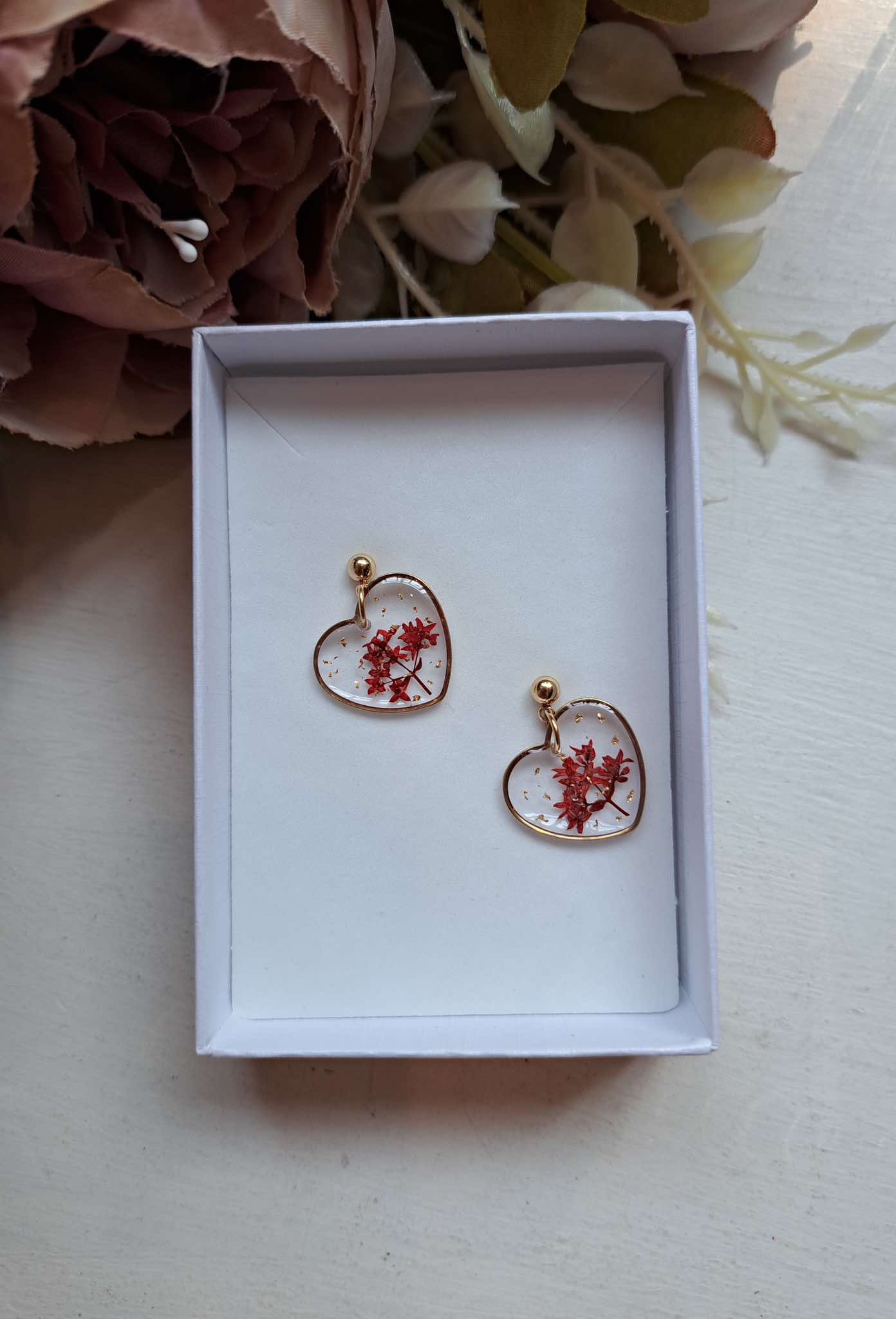 Kõrvarõngad kuivatatud õitest ja epoksiidvaigust - kipslill