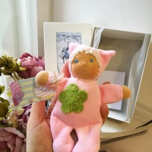 Väike roosa Waldorf-taskubeebi