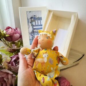 Väike kollane Waldorf-taskubeebi