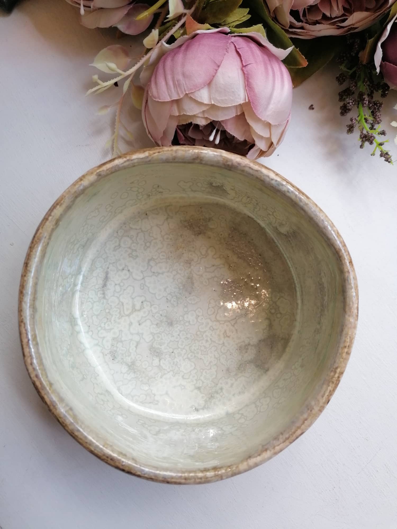 Kaunis pruunide lilledega kauss