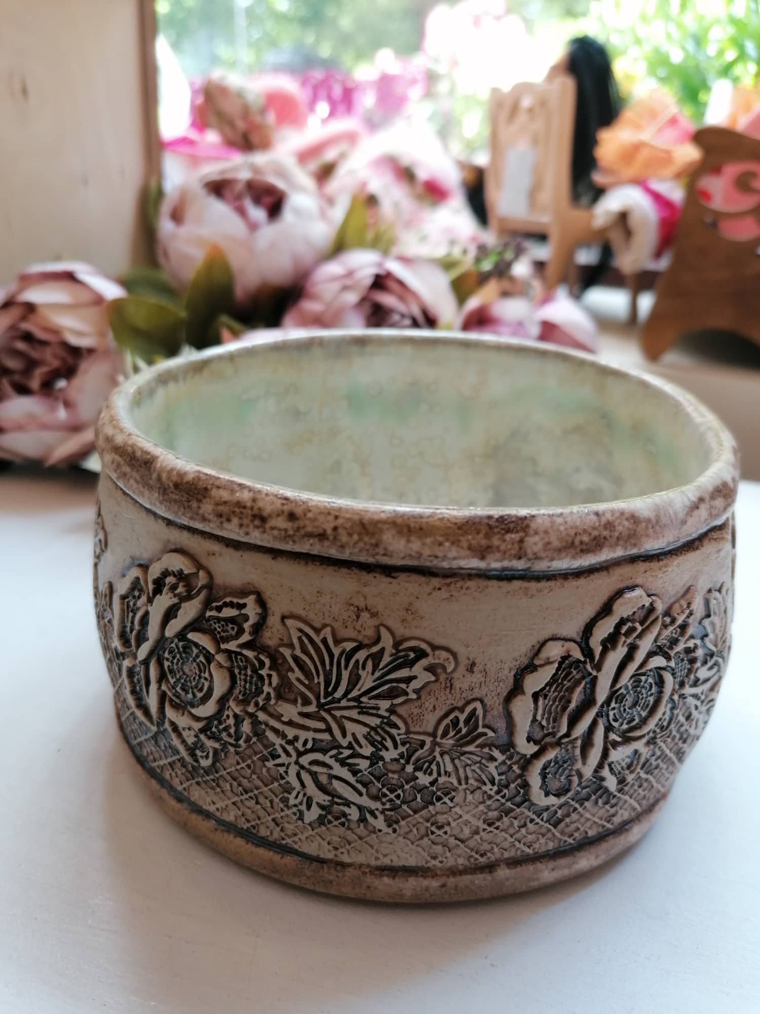 Kaunis pruunide lilledega kauss