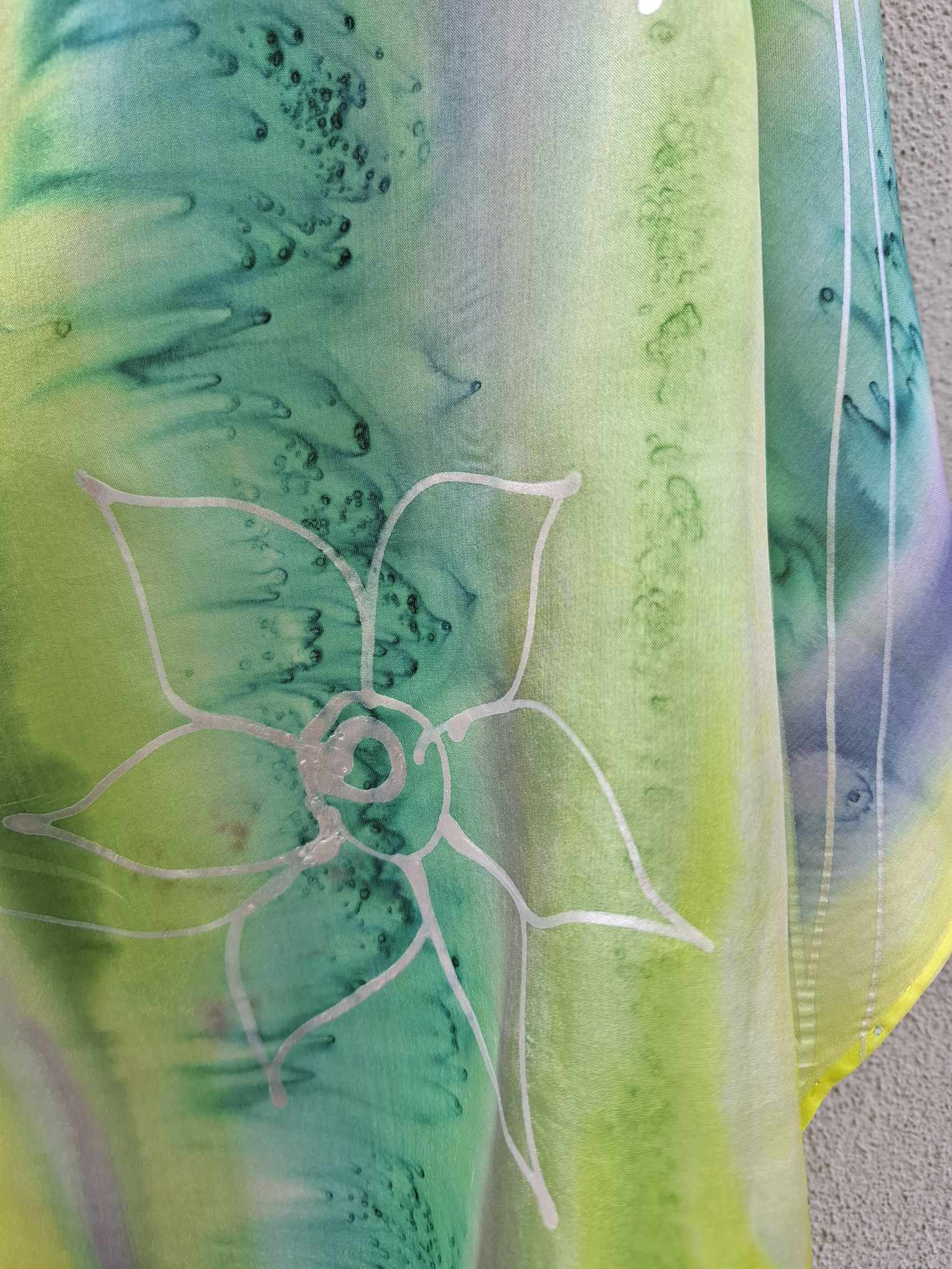 Käsitsi maalitud siidisall lilledega