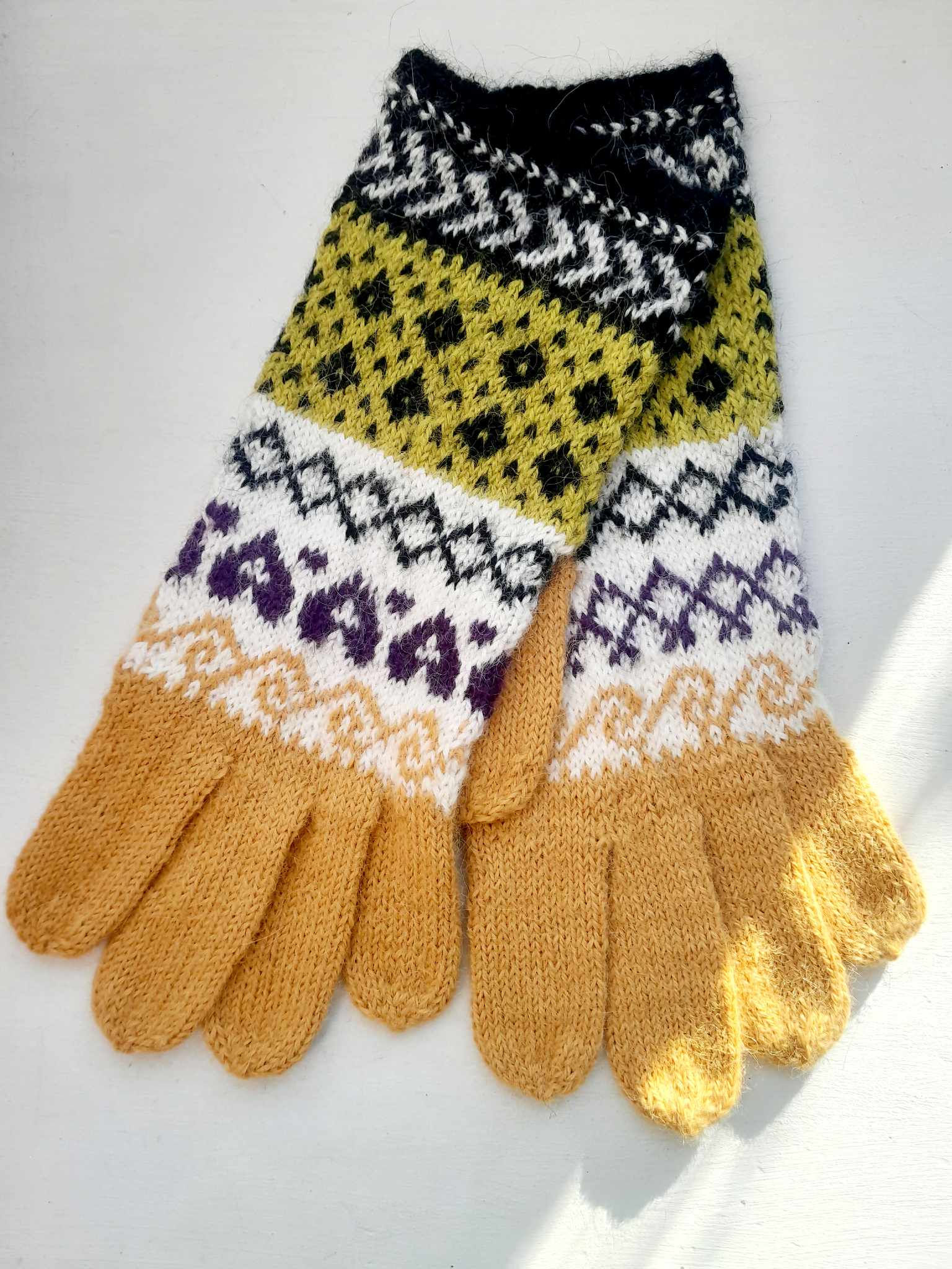 Kauni mustriga käsitsi kootud värvilised sõrmikud