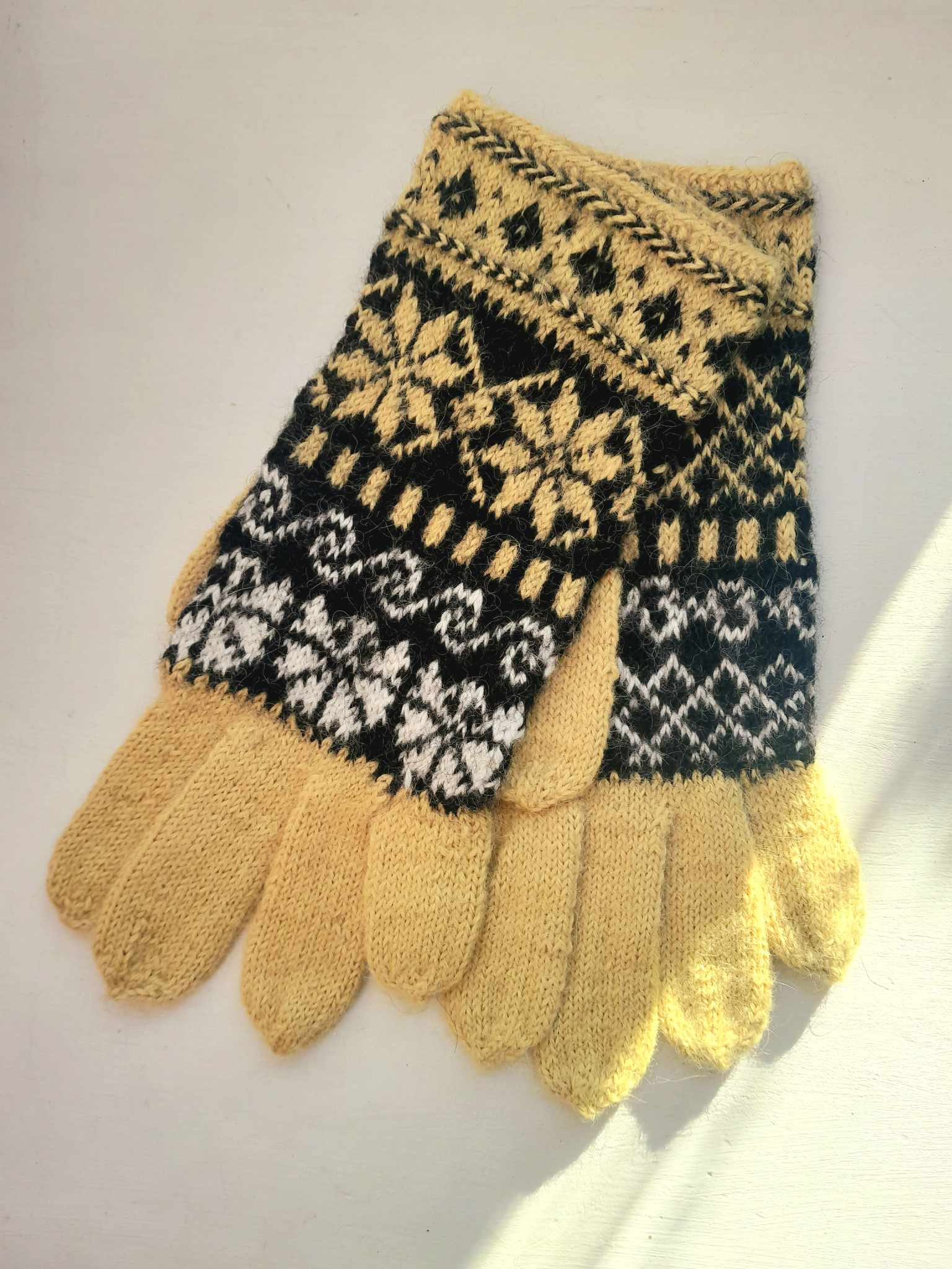 Kauni mustriga käsitsi kootud värvilised sõrmikud